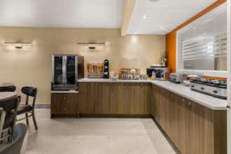 Hotel SureStay Plus By Best Western Brooks photo 4