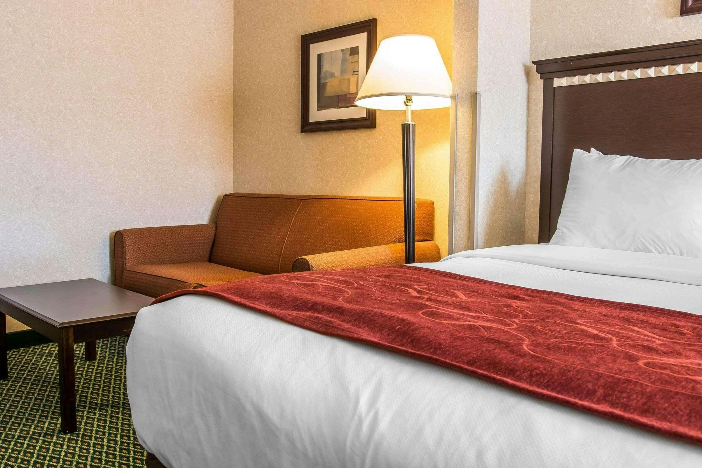 Hotel Comfort Suites Canton - Detroit photo 1