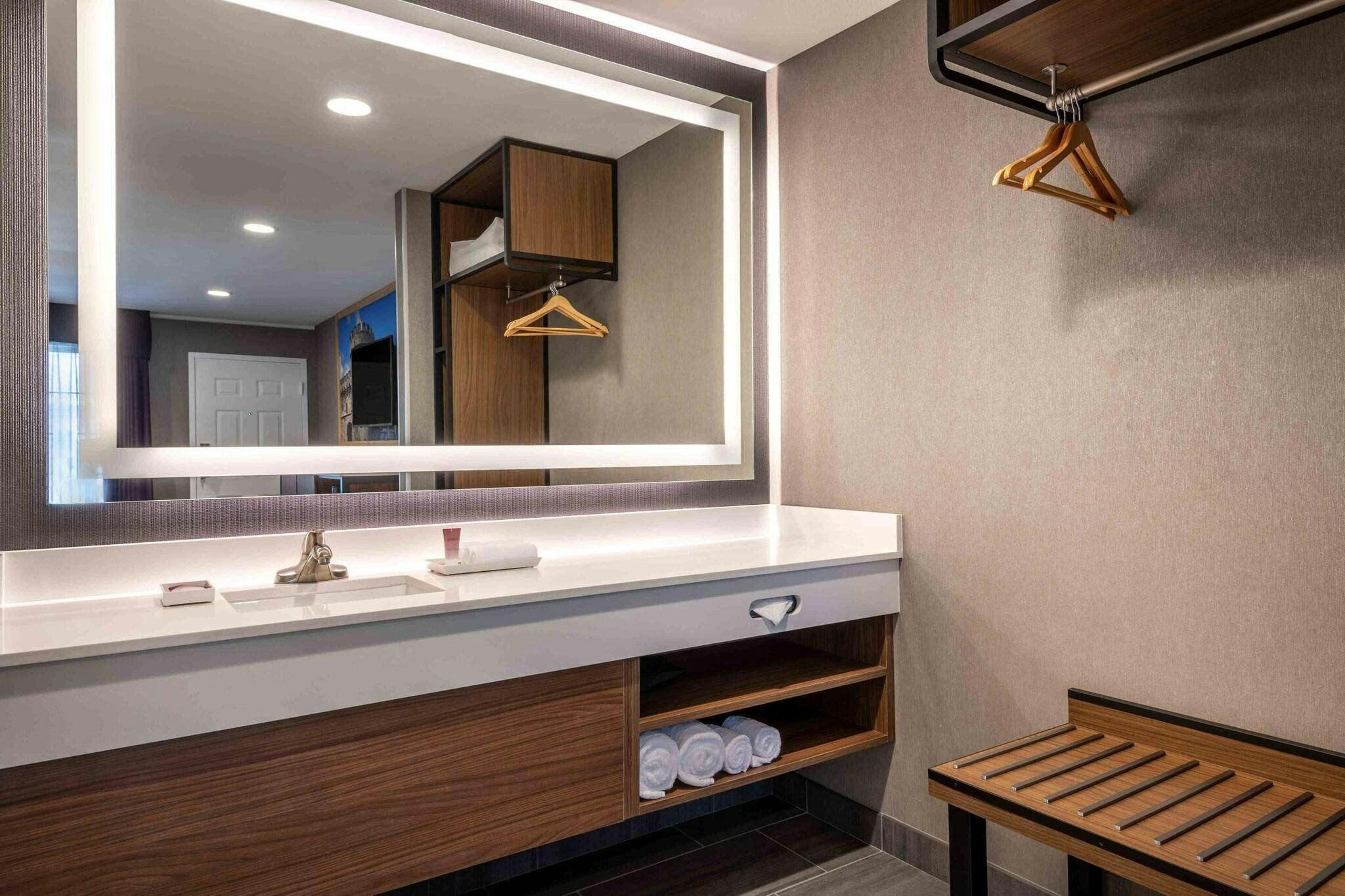 Hotel Anaheim Camelot Inn & Suites photo 4