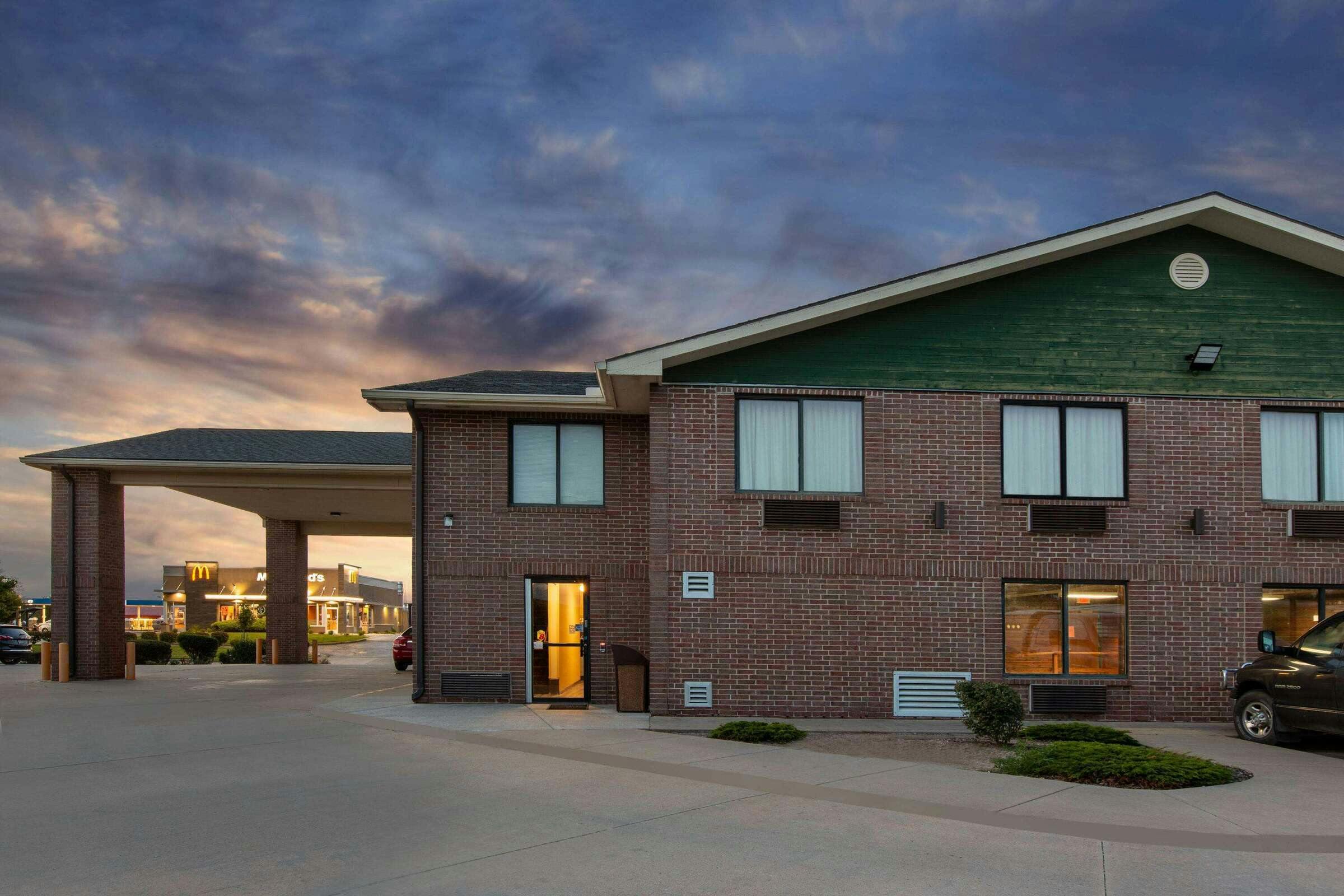 Hotel Super 8 by Wyndham Salina I-70 photo 1