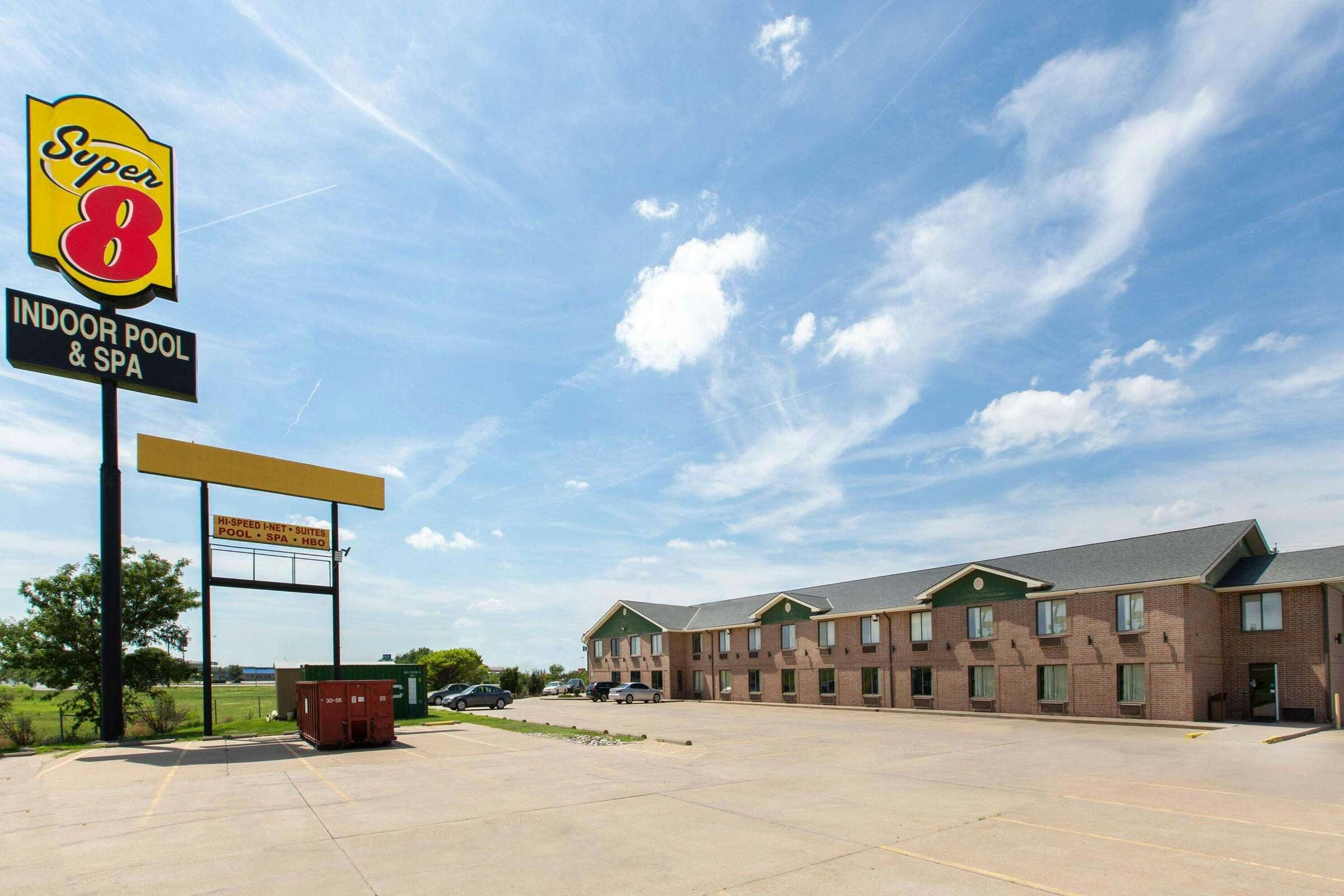 Hotel Super 8 by Wyndham Salina I-70 photo 2