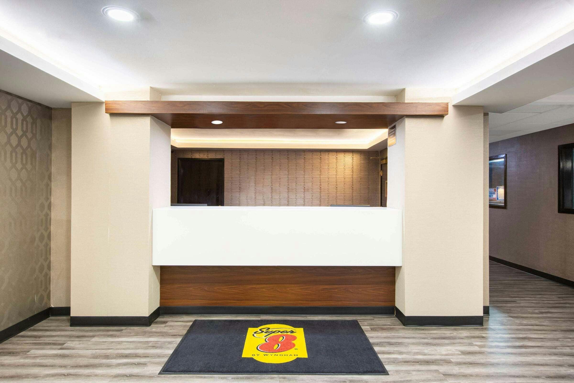 Hotel Super 8 by Wyndham Salina I-70 photo 5