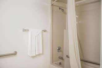 Hotel Econo Lodge Menomonie On The Bay MI photo 1