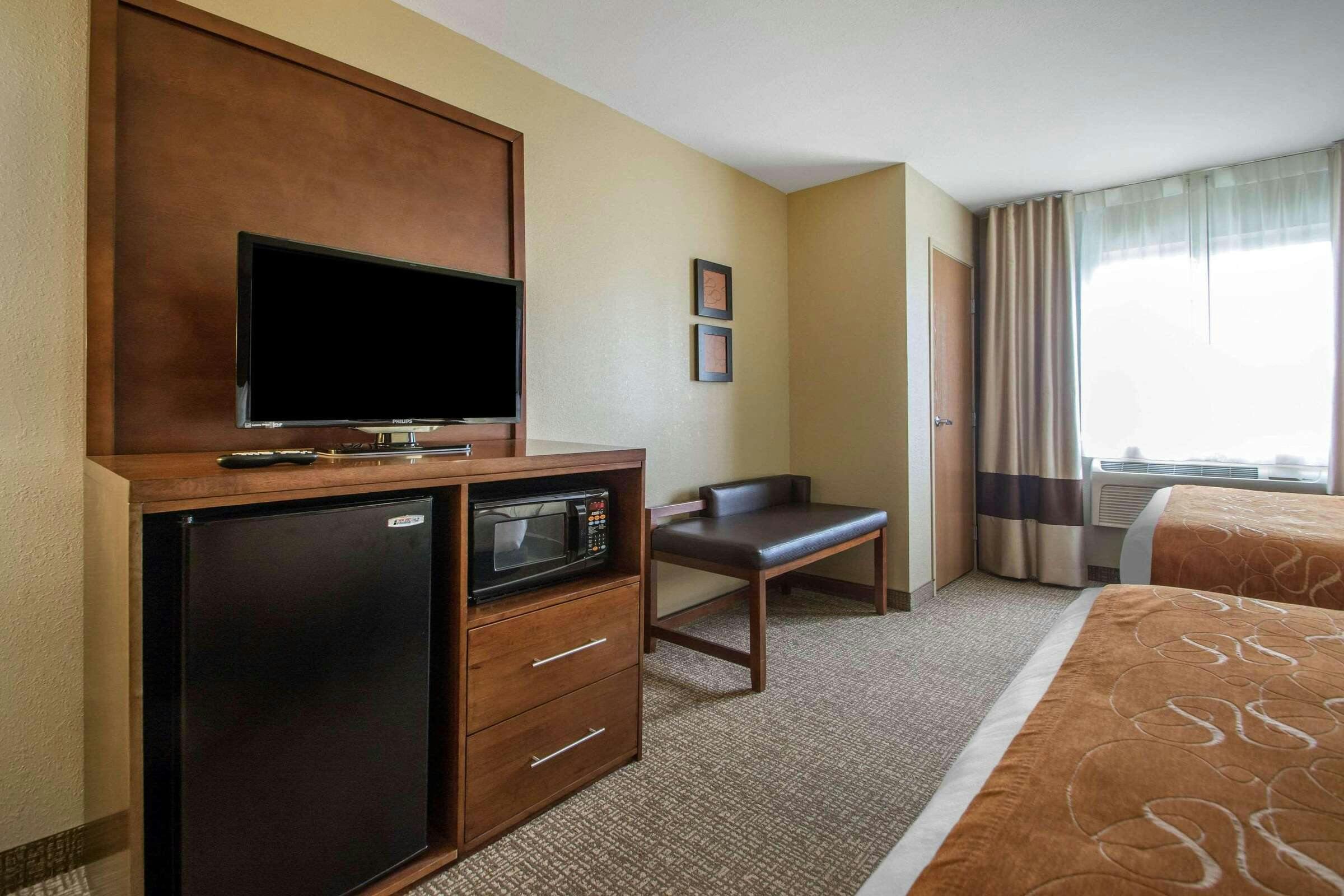 Hotel Comfort Suites Johnson Creek Conference Center photo 5