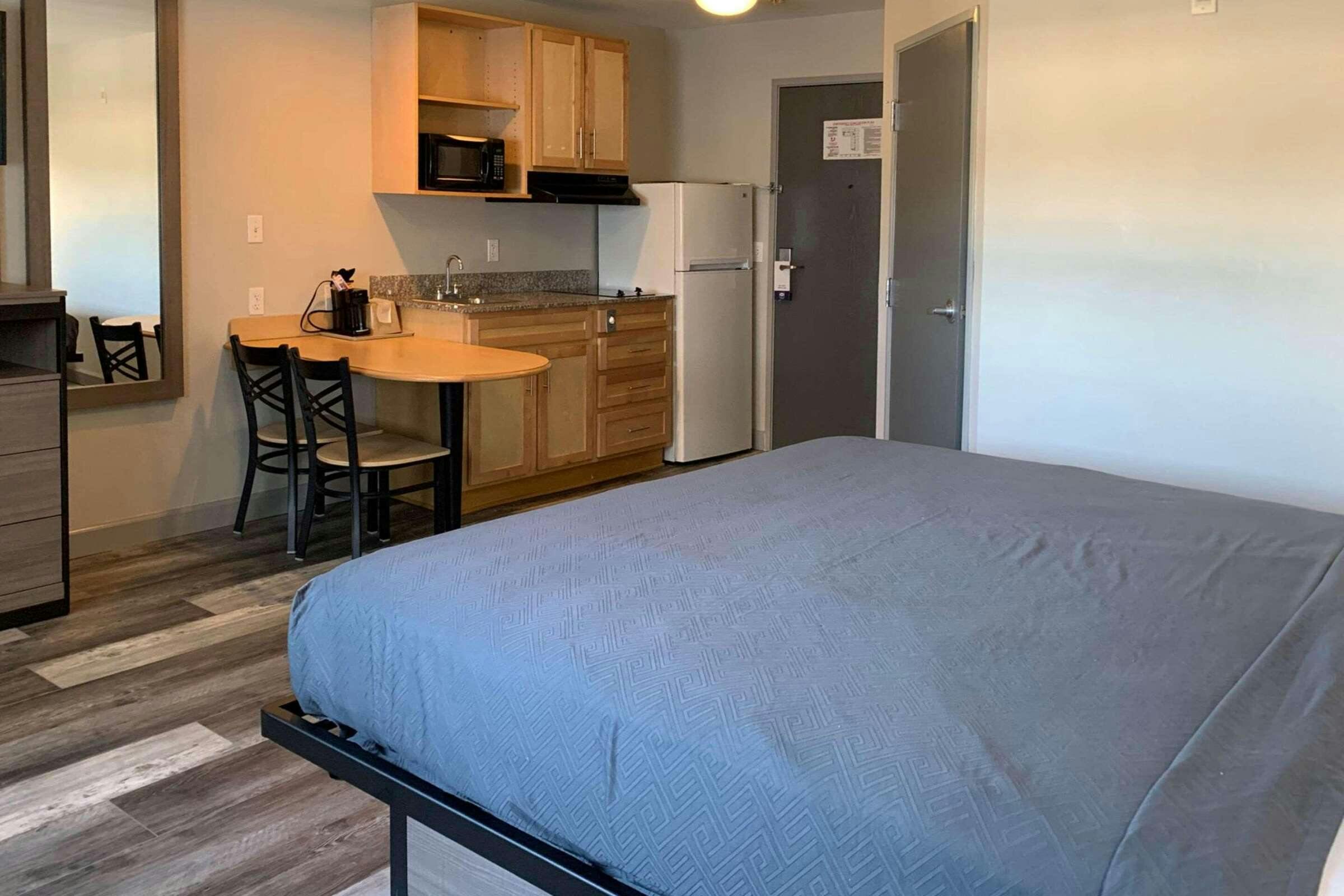 Hotel Suburban Studios Near Panama City Beach photo 3