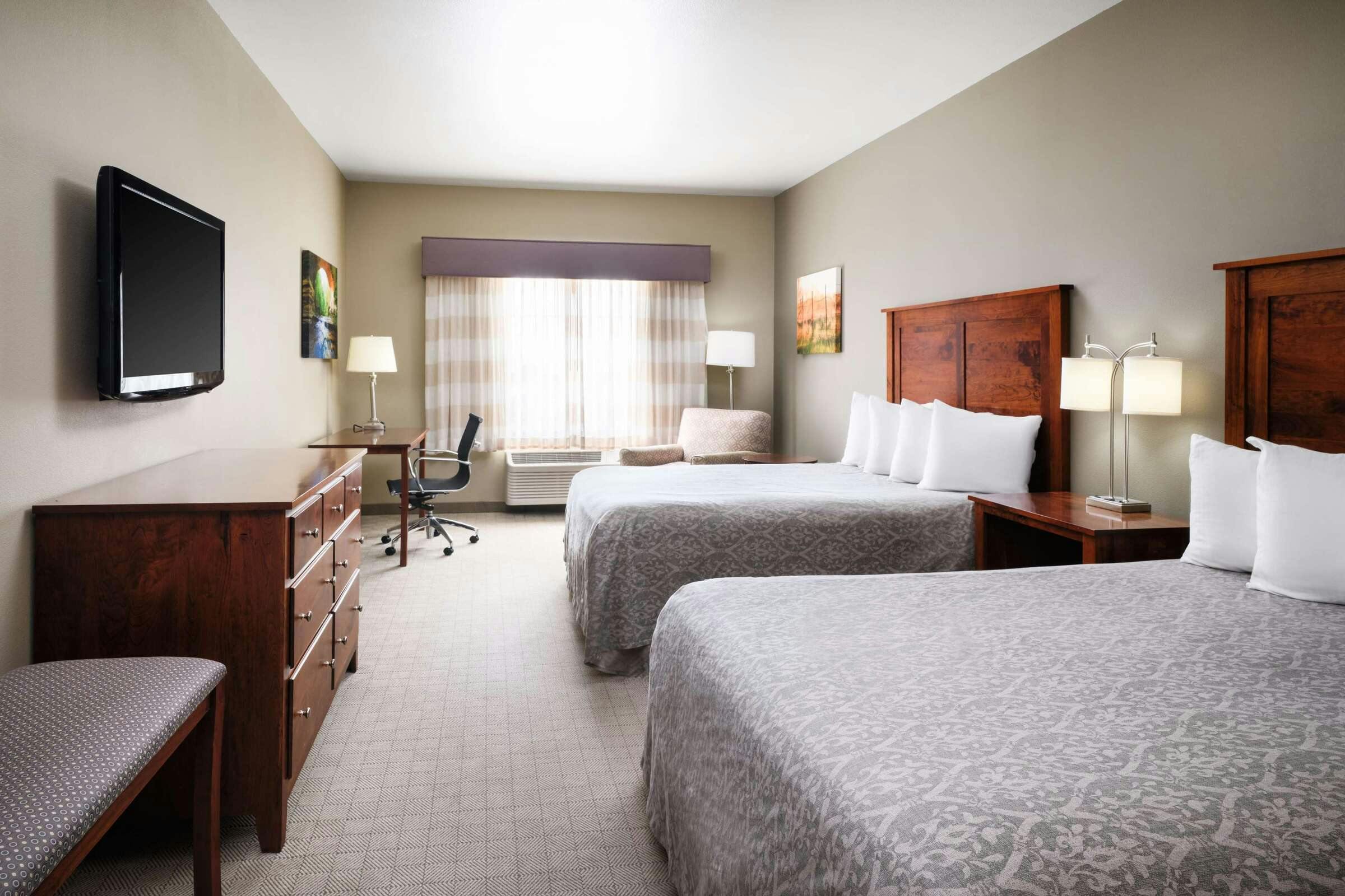 Hotel Best Western Plus Green Mill Village Hotel & Suites photo 1