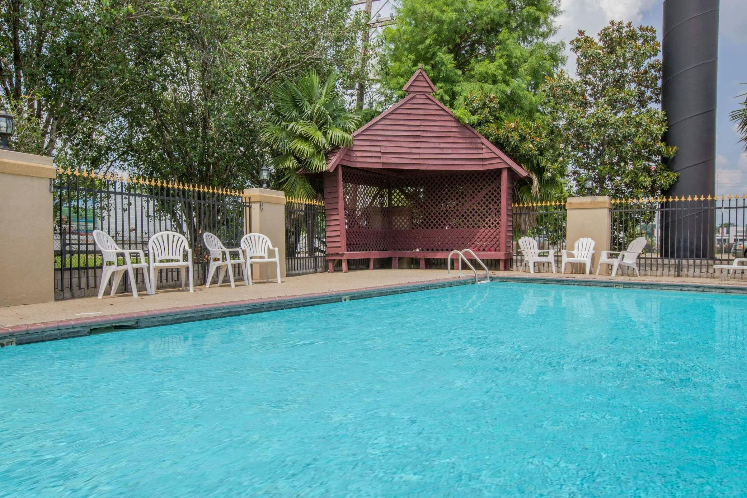 Hotel Days Inn by Wyndham Denham Springs-Baton Rouge East photo 3