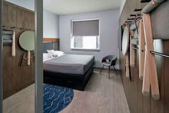 Hotel Moxy Denver Cherry Creek photo 3