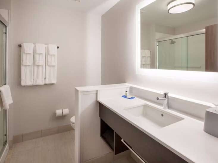 Hotel Holiday Inn Express Fall River North by IHG photo 1