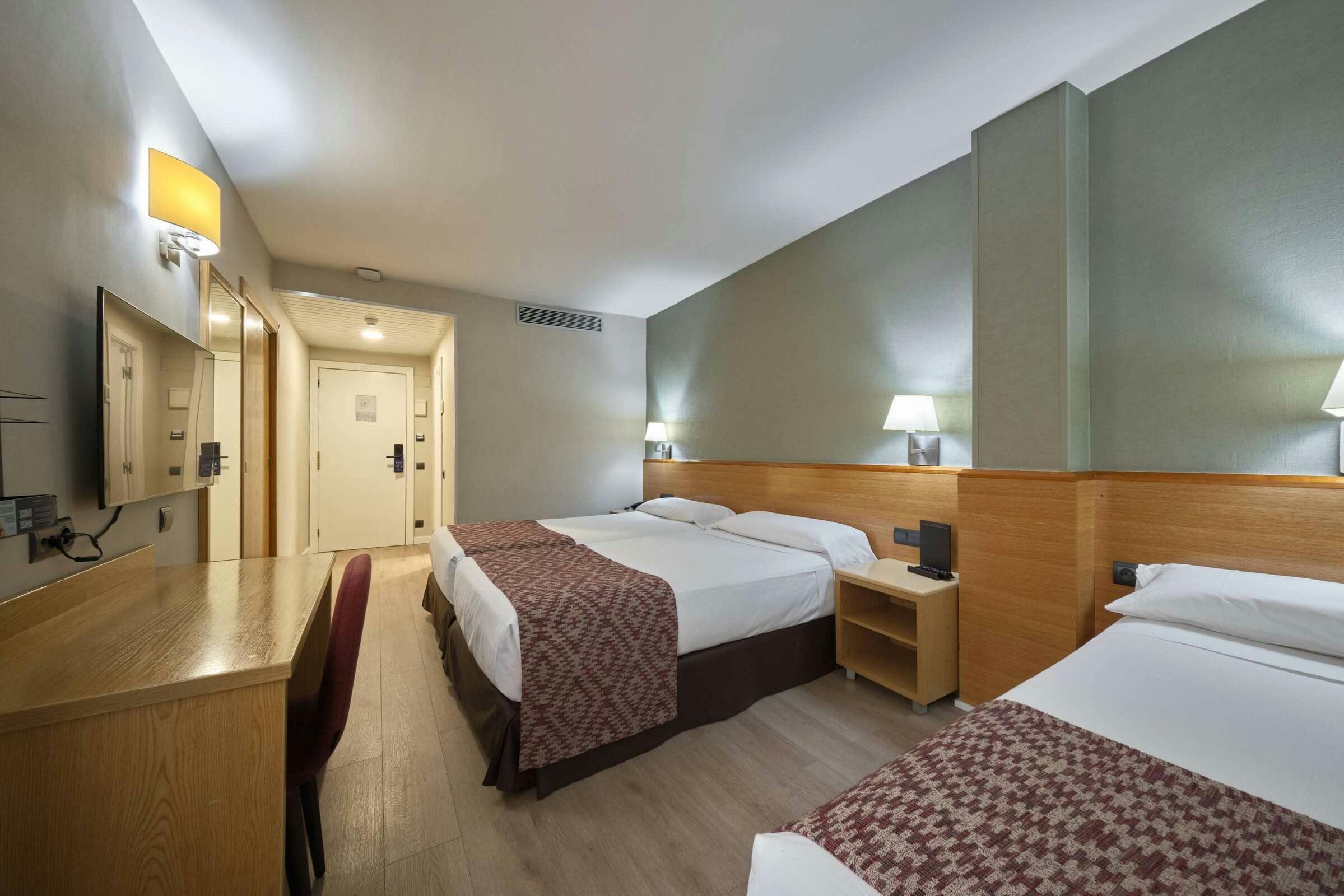 Hotel Catalonia Park Güell photo 3