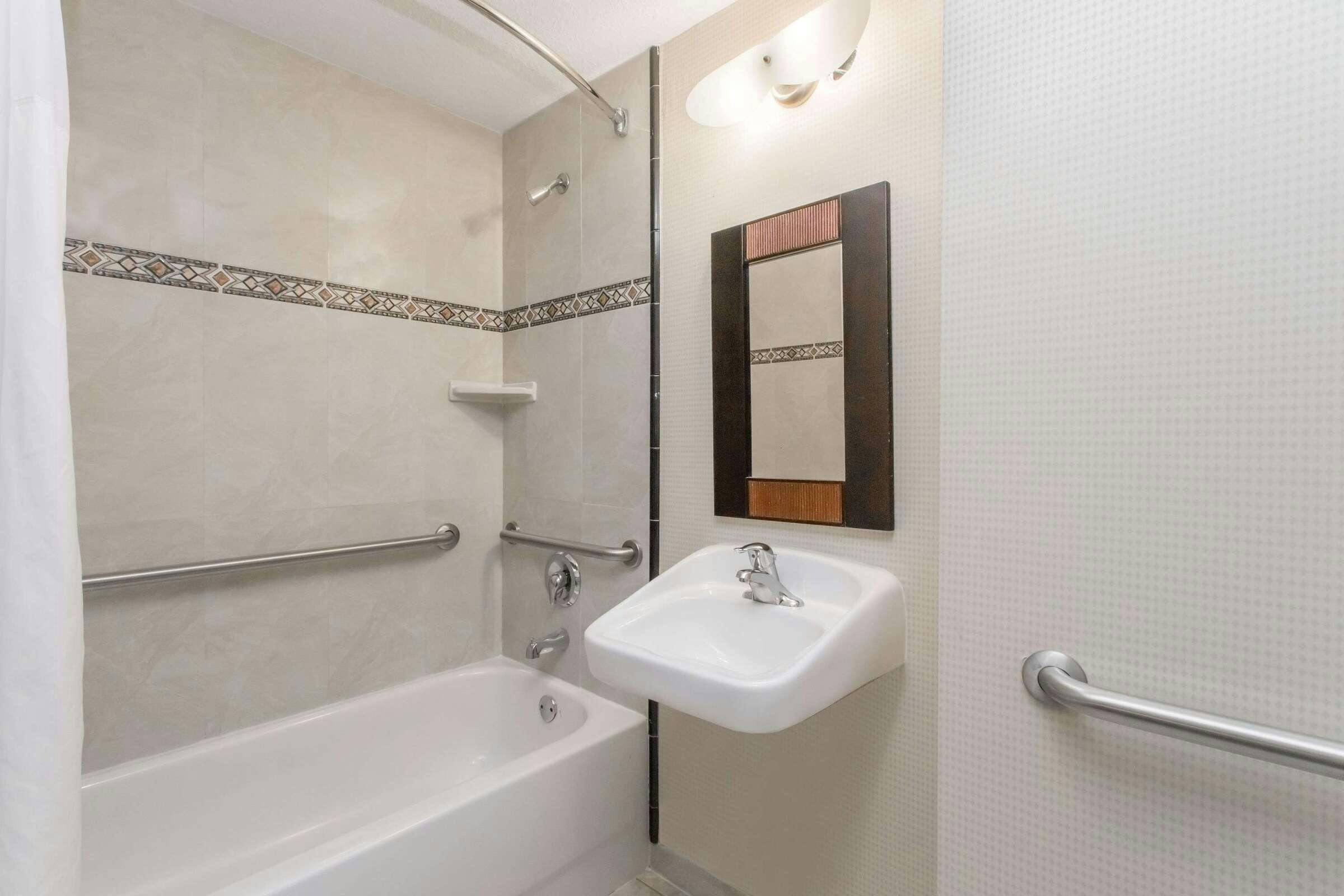 Hotel Days Inn & Suites by Wyndham Fort Pierce I-95 photo 4