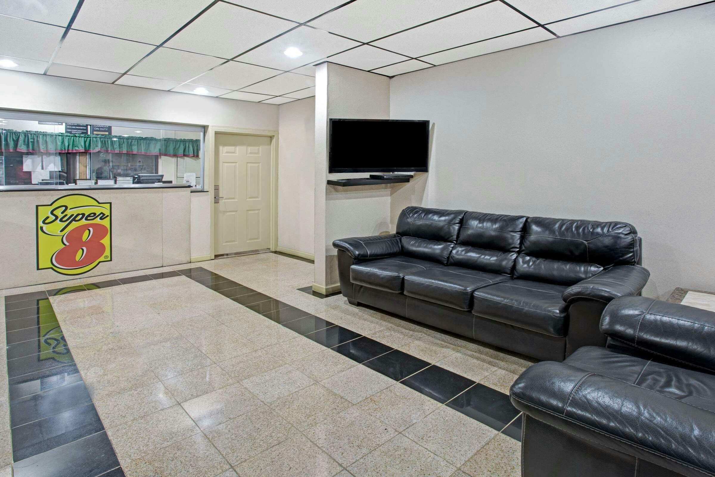 Hotel Super 8 by Wyndham Suwanee photo 2