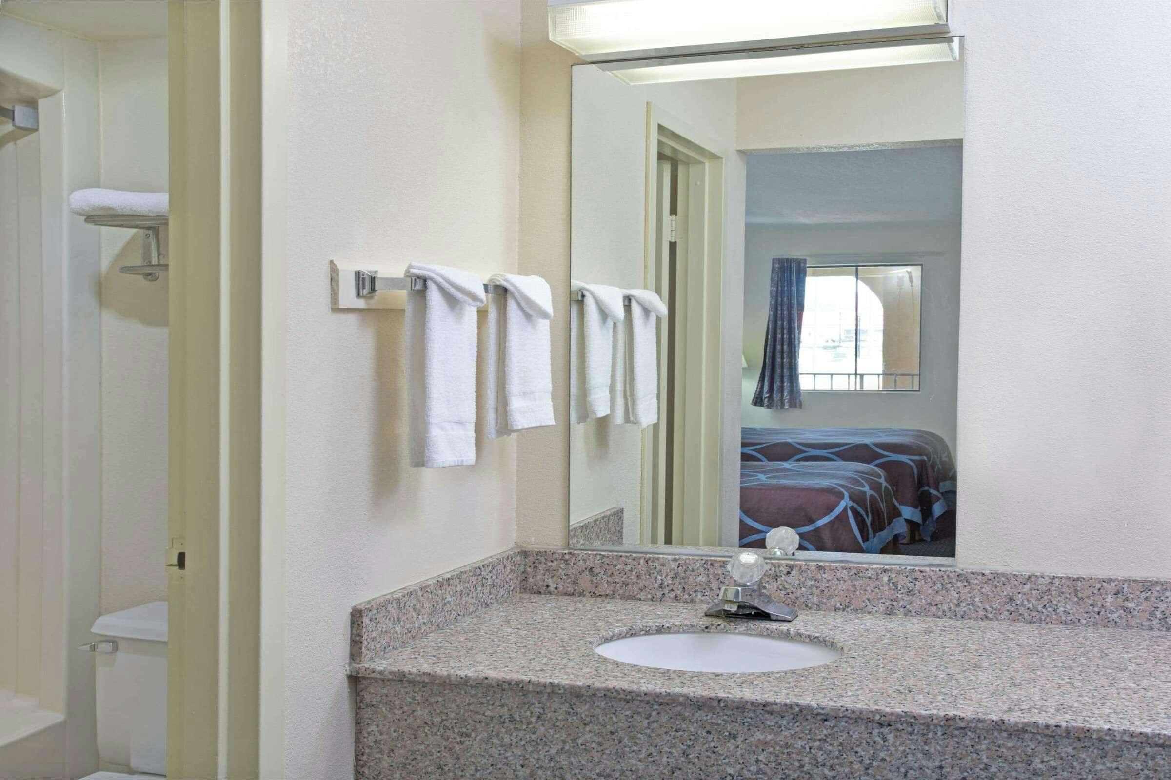 Hotel Super 8 by Wyndham Suwanee photo 4