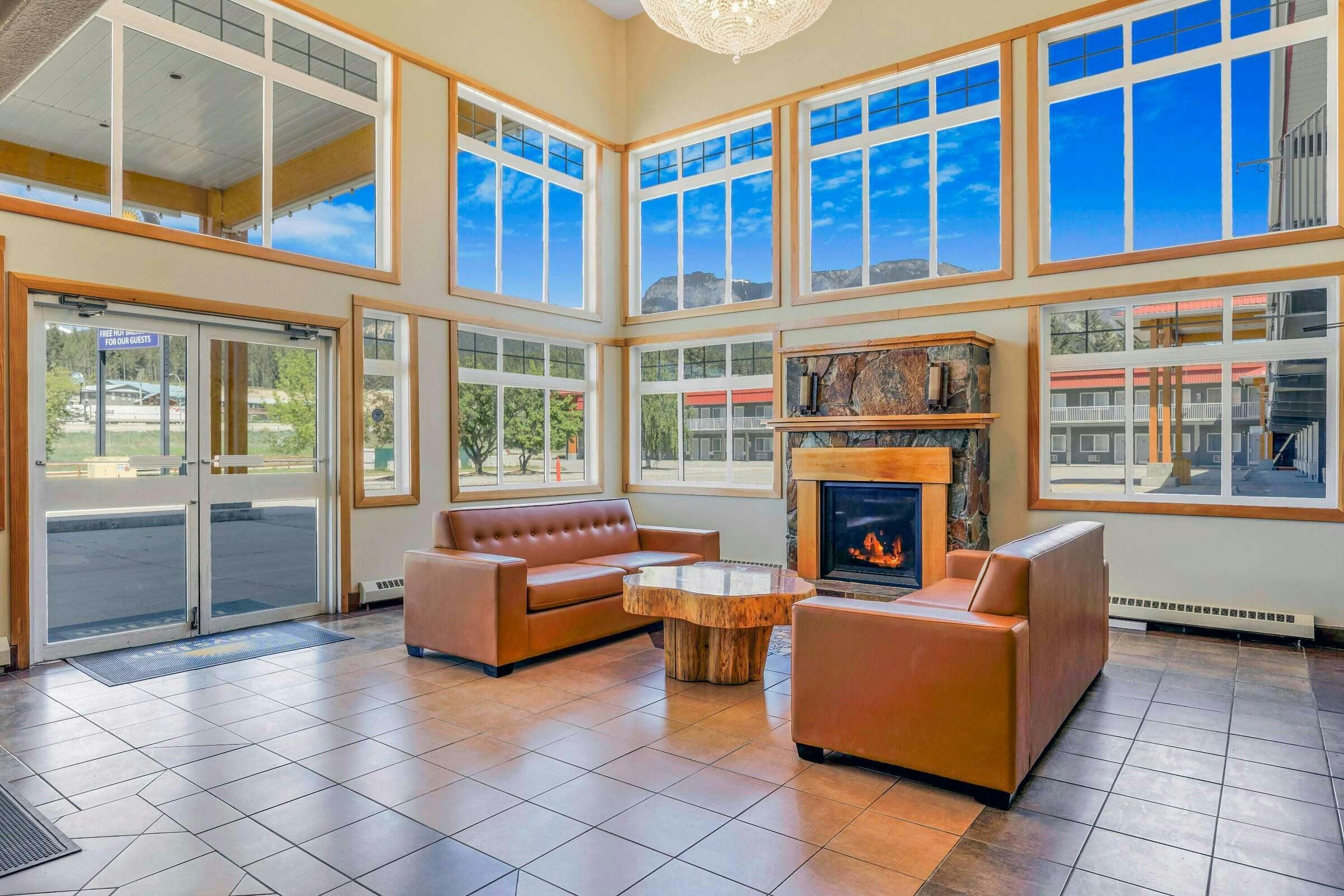 Hotel Days Inn by Wyndham Golden photo 2