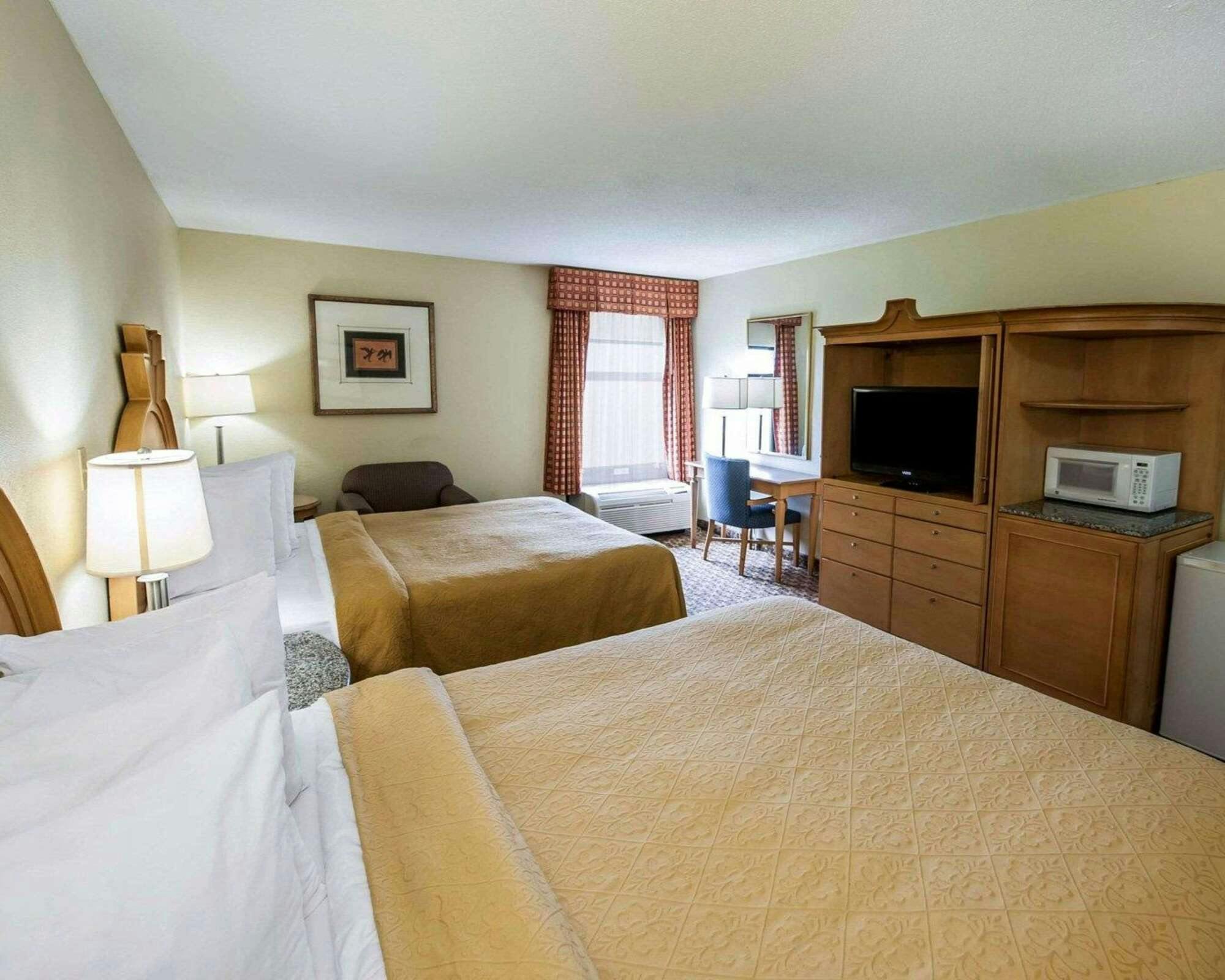 Hotel Baymont Greenfield photo 5