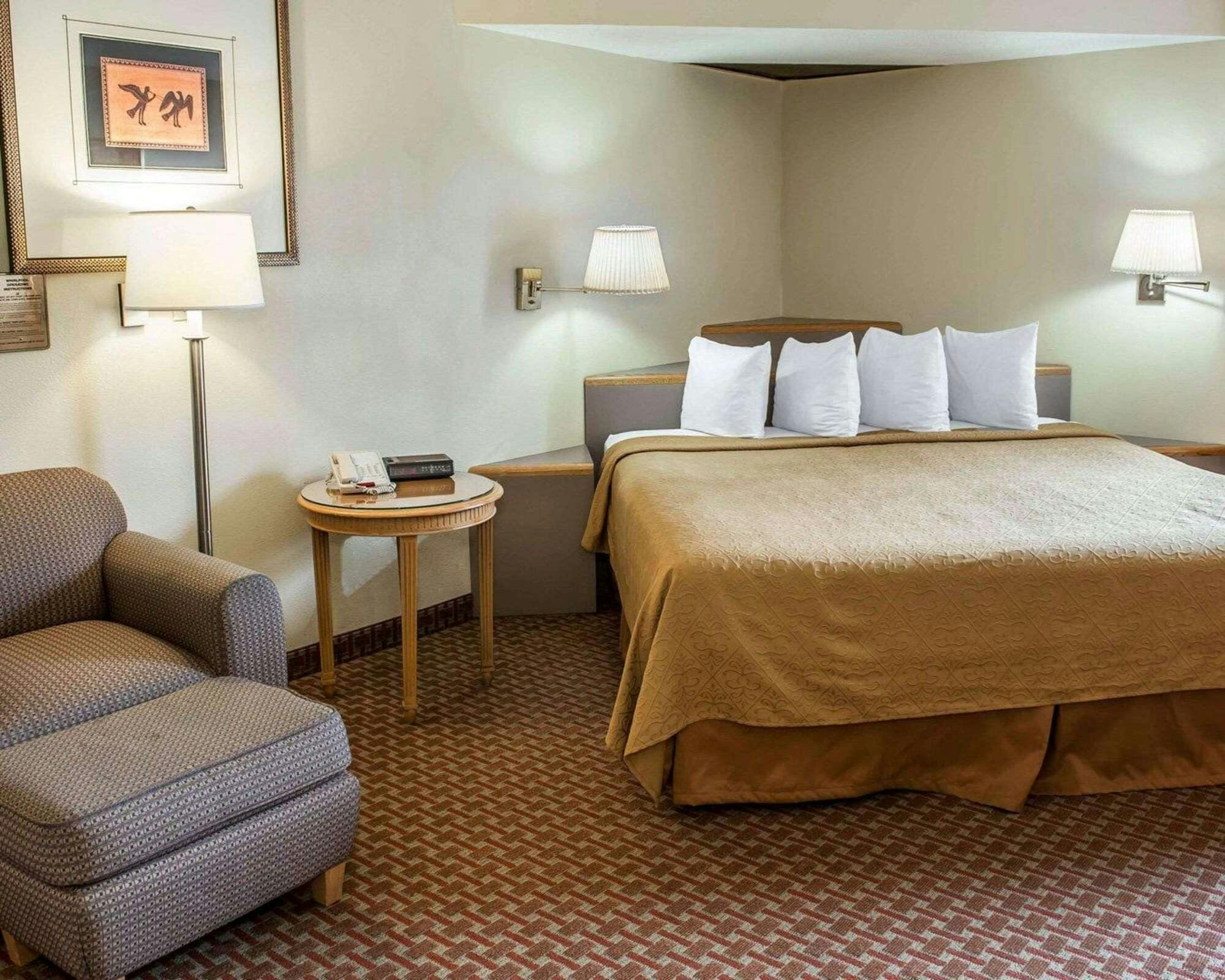 Hotel Baymont Greenfield photo 2