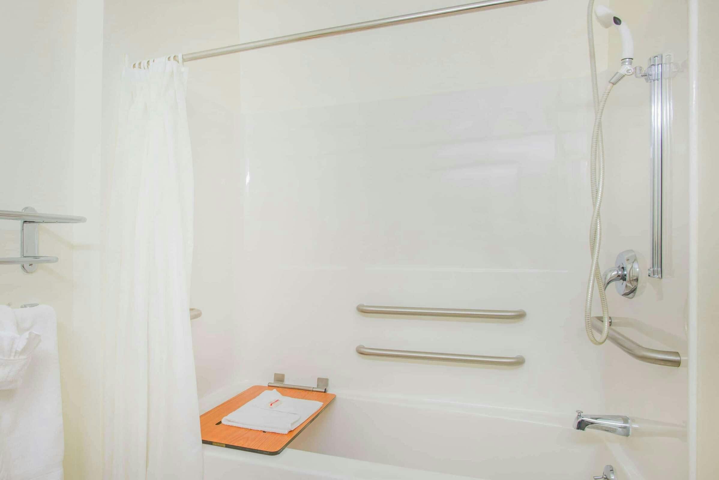 Hotel Microtel Inn & Suites by Wyndham Plattsburgh photo 4