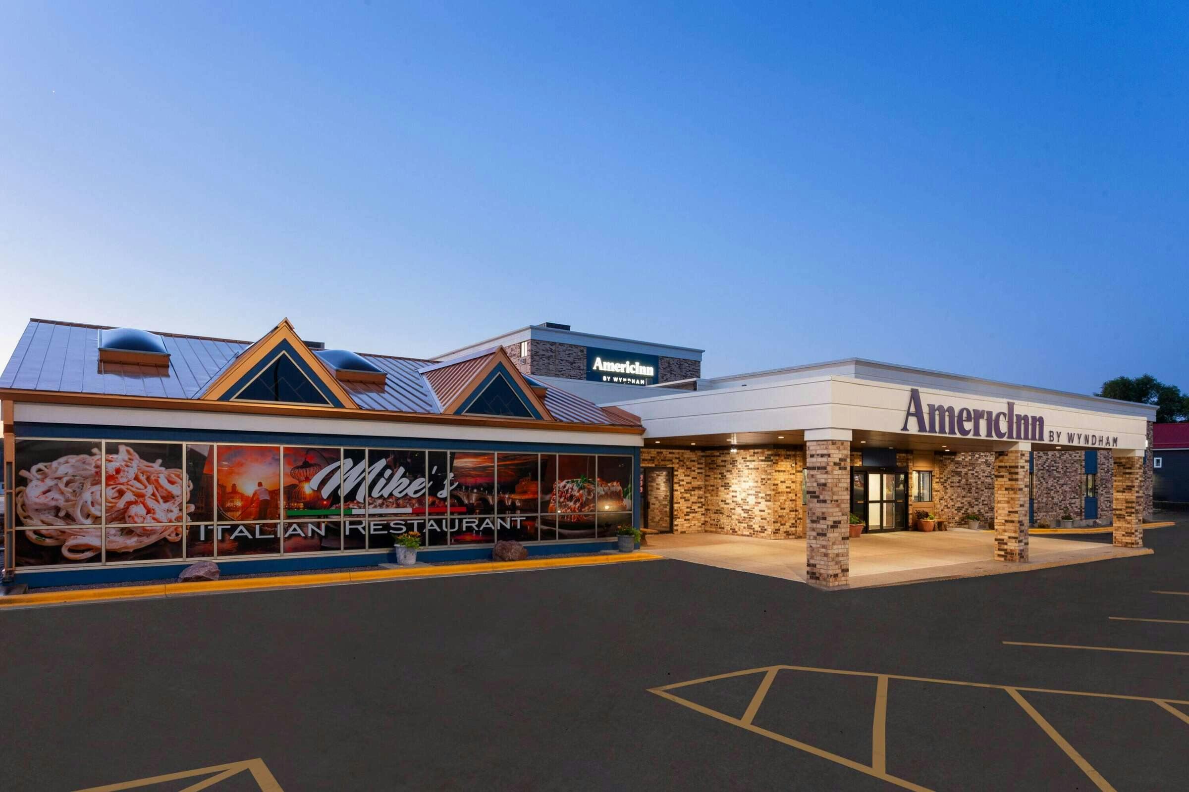 Hotel AmericInn Baraboo Event Center photo 1