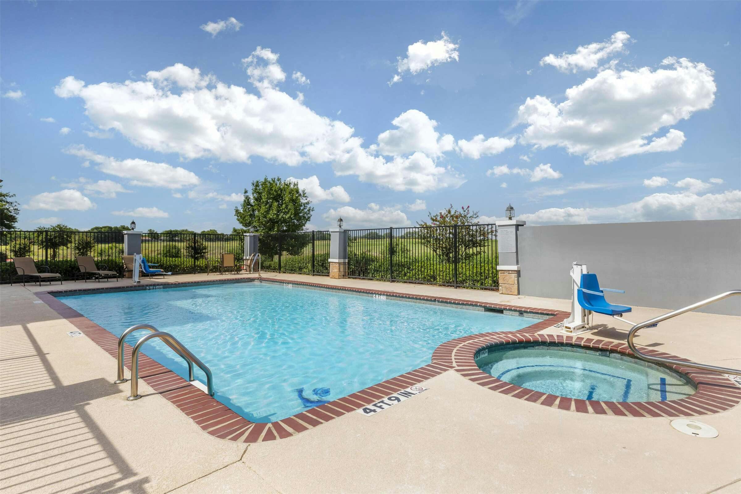 Hotel Best Western Plus Fort Worth Forest Hill Inn & Suites photo 2