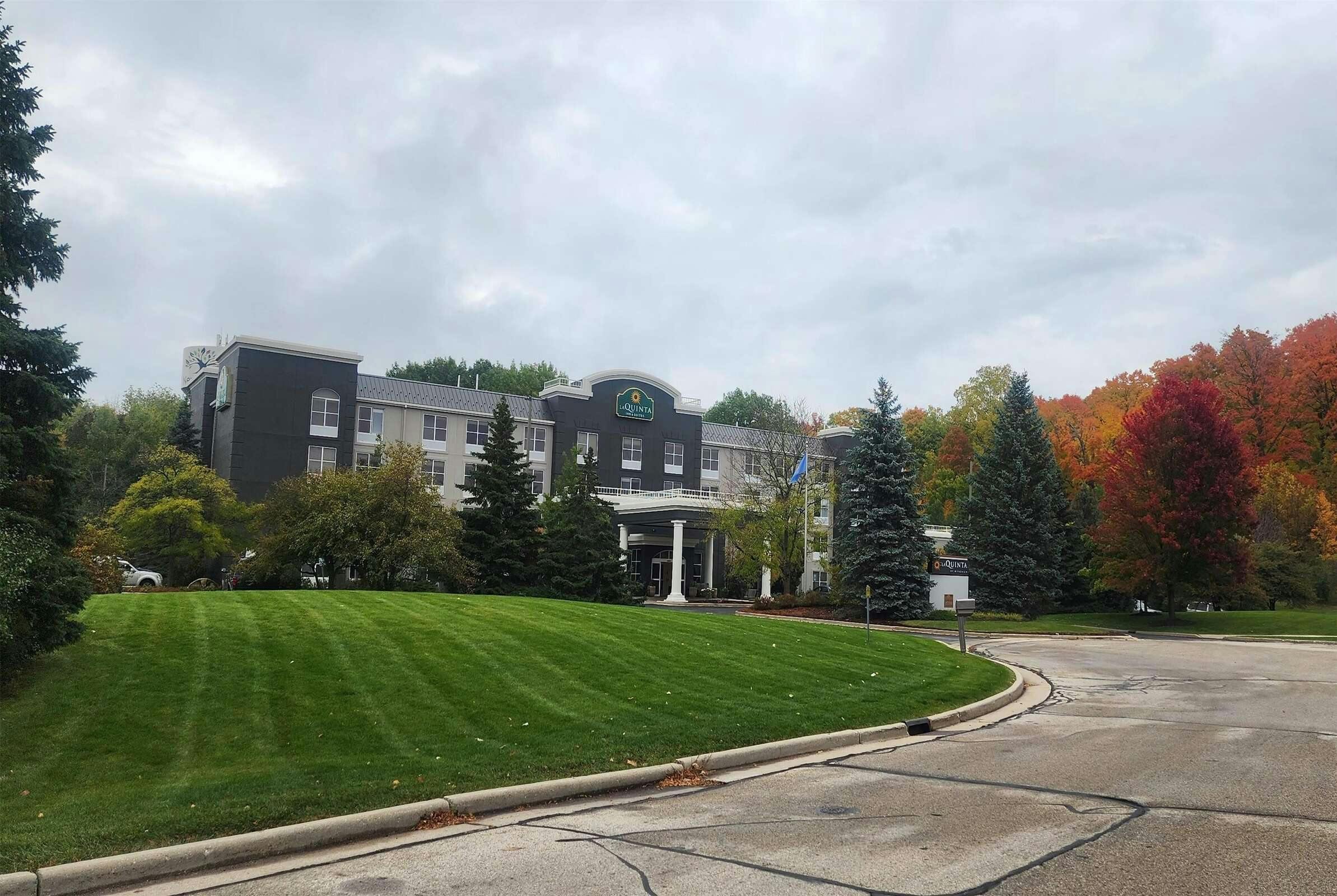 Hotel La Quinta Inn & Suites by Wyndham Milwaukee SW New Berlin photo 1