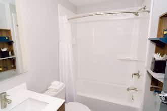 Hotel Microtel by Wyndham Newark NY photo 5