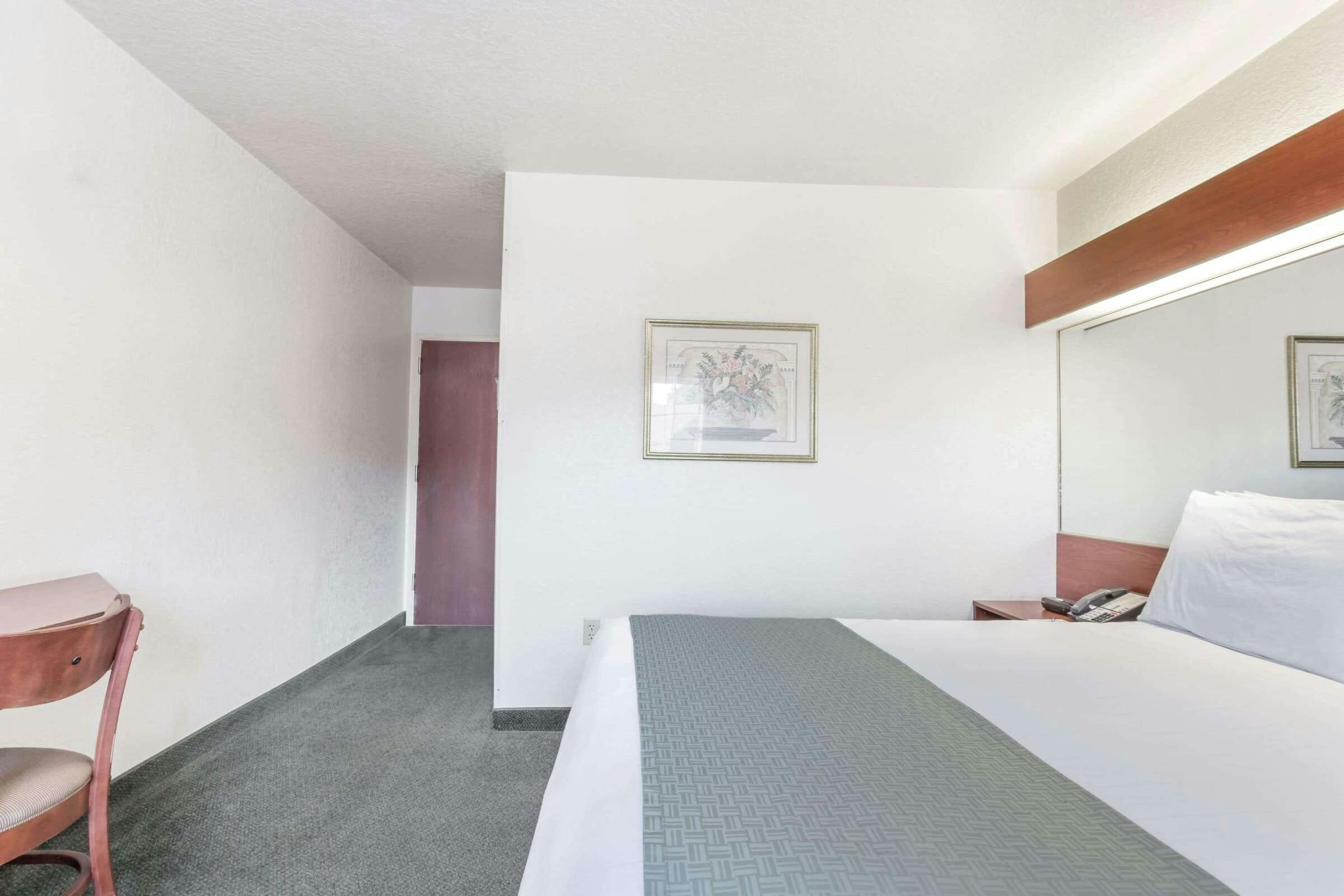 Hotel Microtel Marianna photo 4