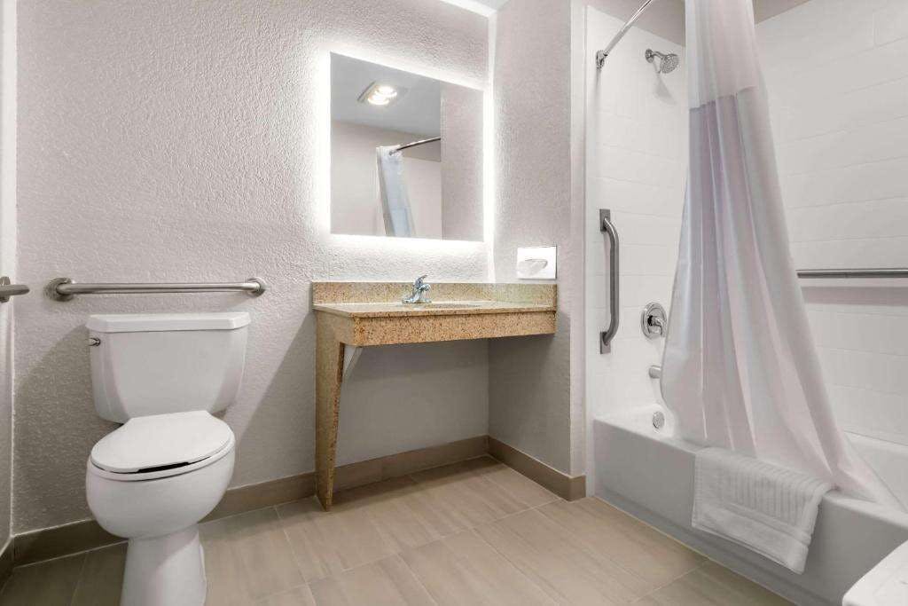 Hotel Comfort Suites Stevens Point photo 4