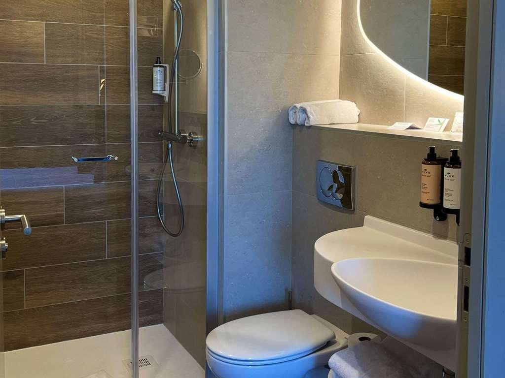 Hotel Mercure Aix En Provence La Duranne Gare Tgv photo 5