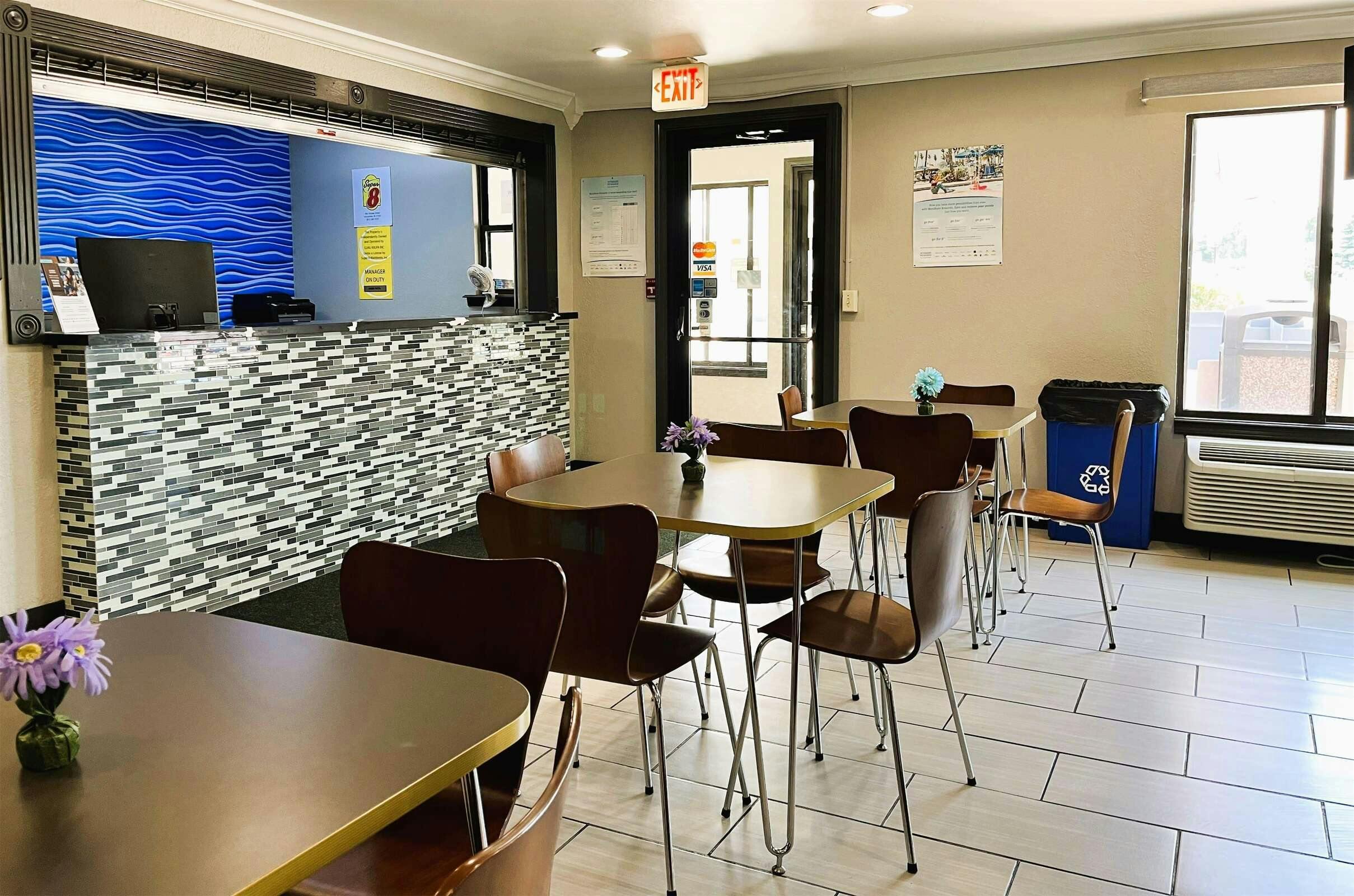 Hotel Super 8 by Wyndham Vincennes photo 2
