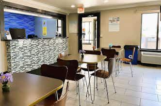 Hotel Super 8 by Wyndham Vincennes photo 2