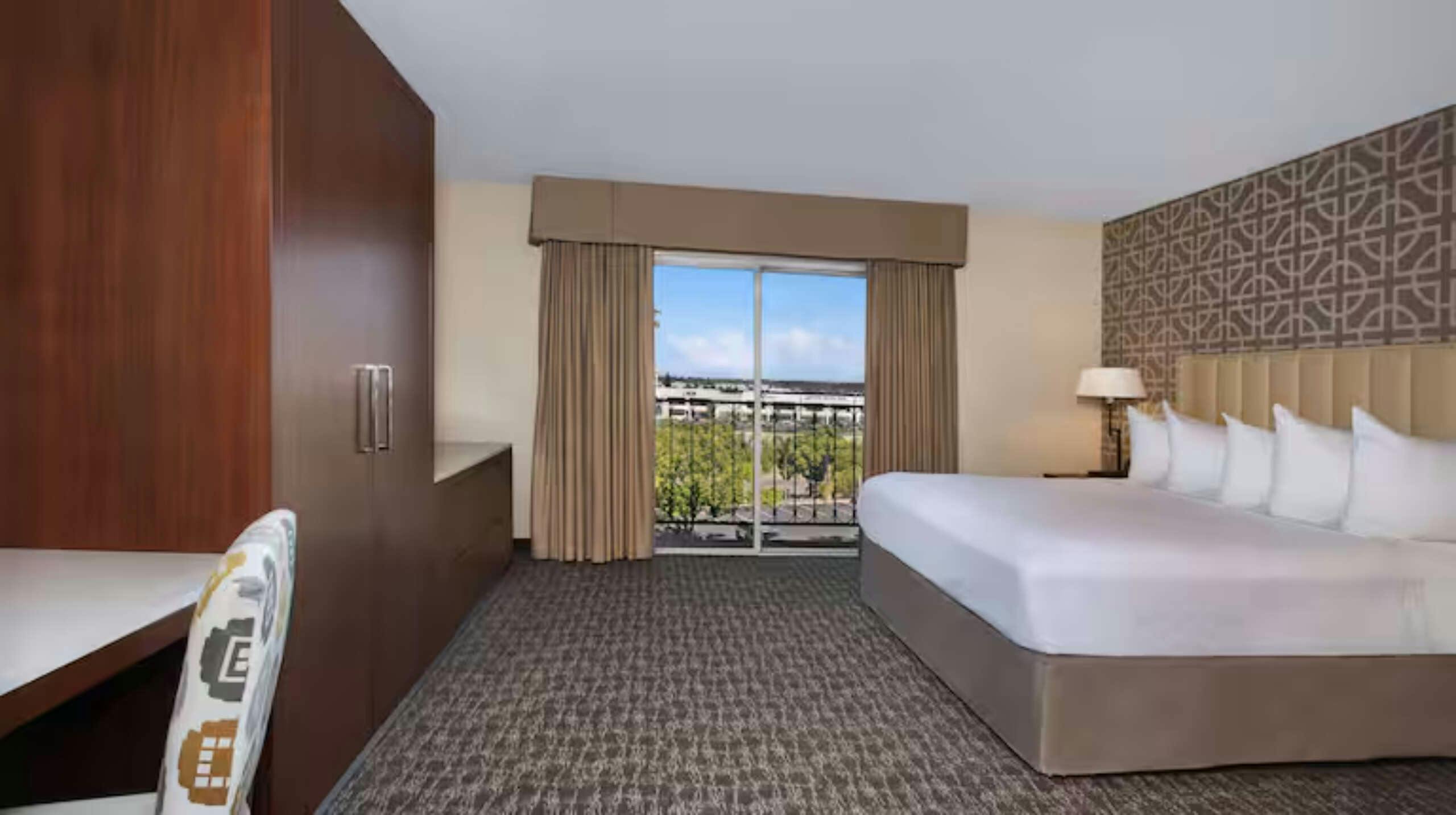 Hotel Embassy Suites by Hilton Anaheim North photo 1