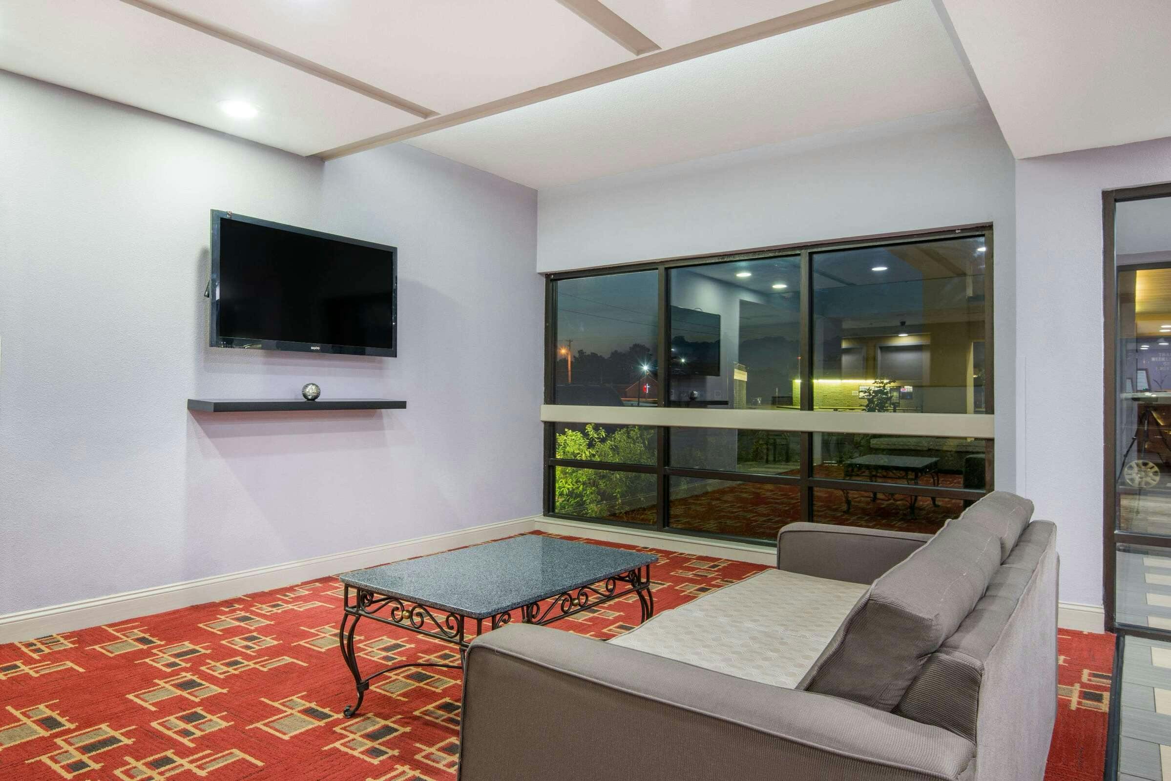 Hotel Super 8 by Wyndham Wichita South photo 1