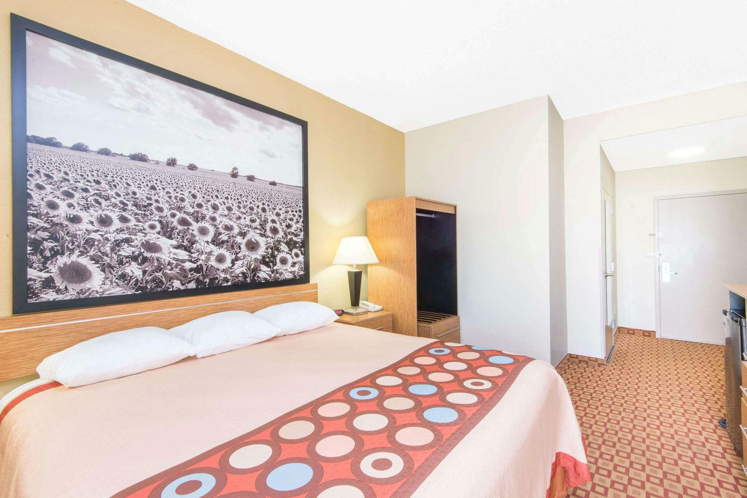 Hotel Super 8 by Wyndham Wichita South photo 2