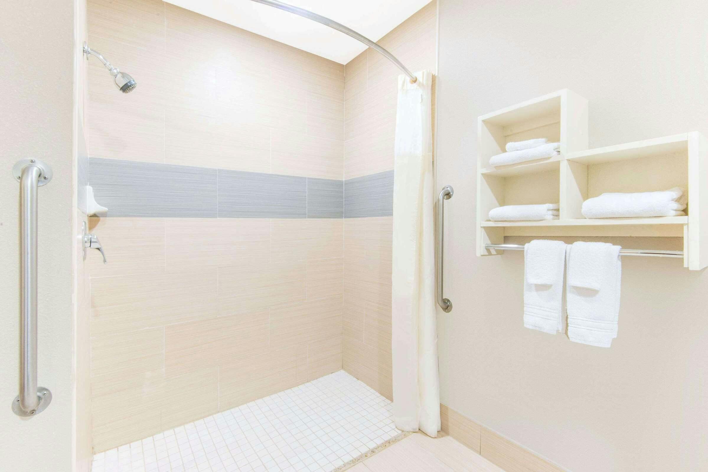 Hotel Super 8 by Wyndham Wichita South photo 5