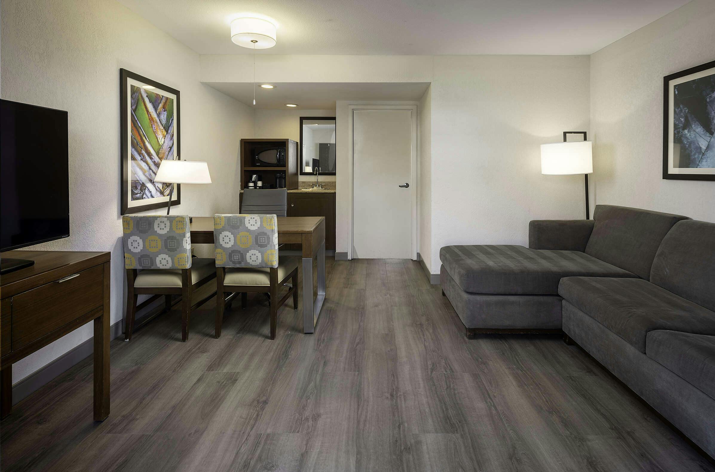 Hotel Embassy Suites by Hilton Palm Desert photo 2