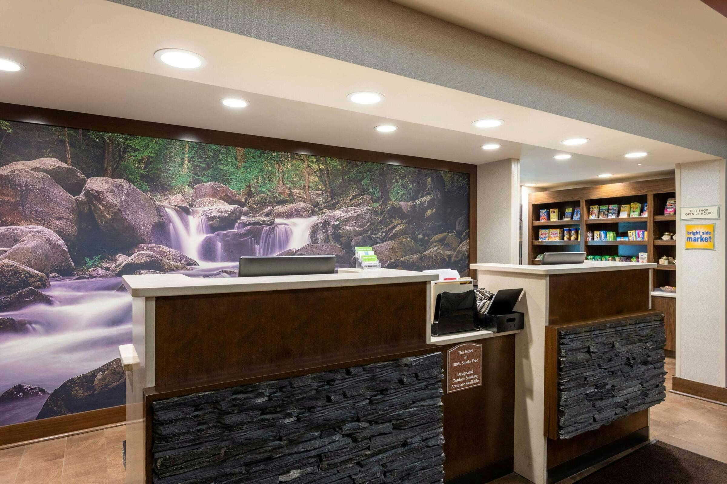 Hotel La Quinta Inn & Suites by Wyndham Pigeon Forge photo 3