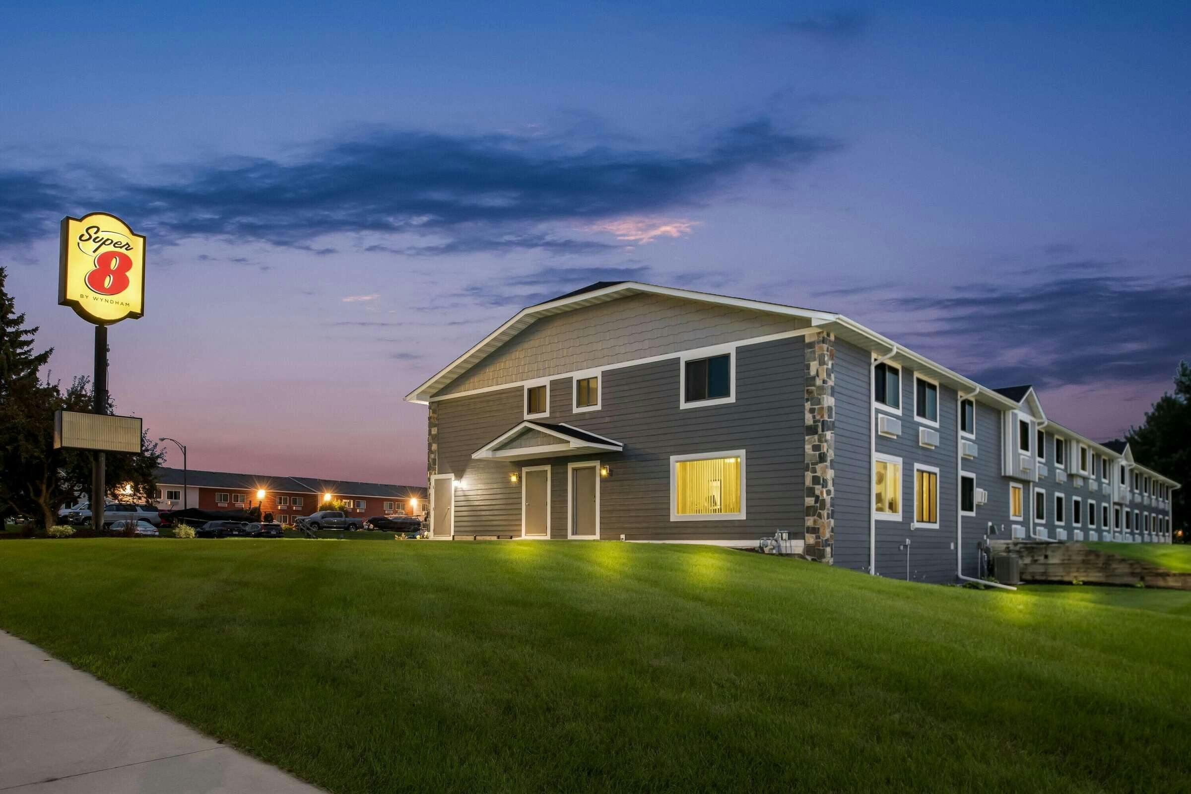 Hotel Super 8 by Wyndham Alexandria MN photo 4