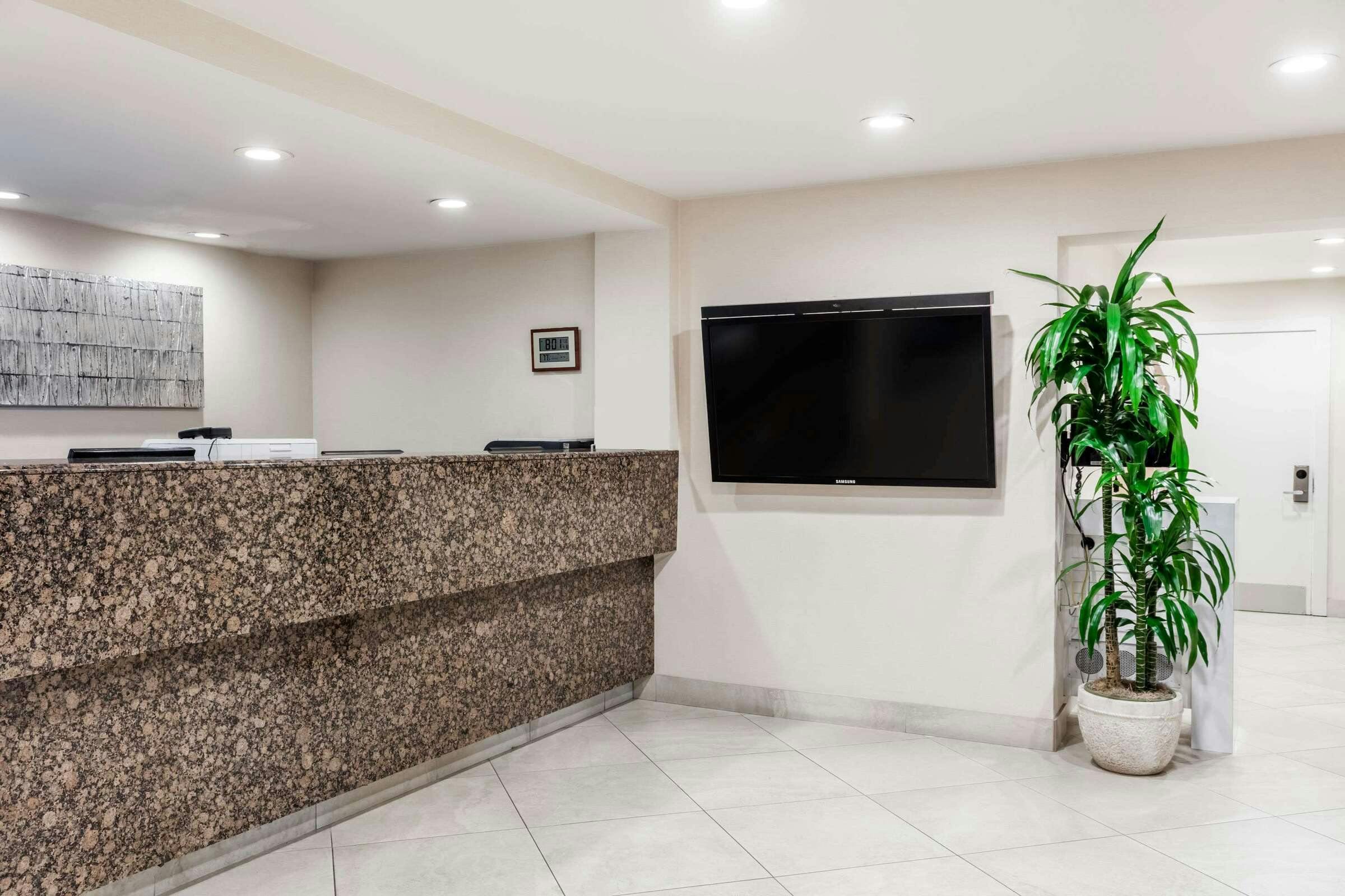 Hotel Days Inn by Wyndham San Diego Hotel Circle photo 1