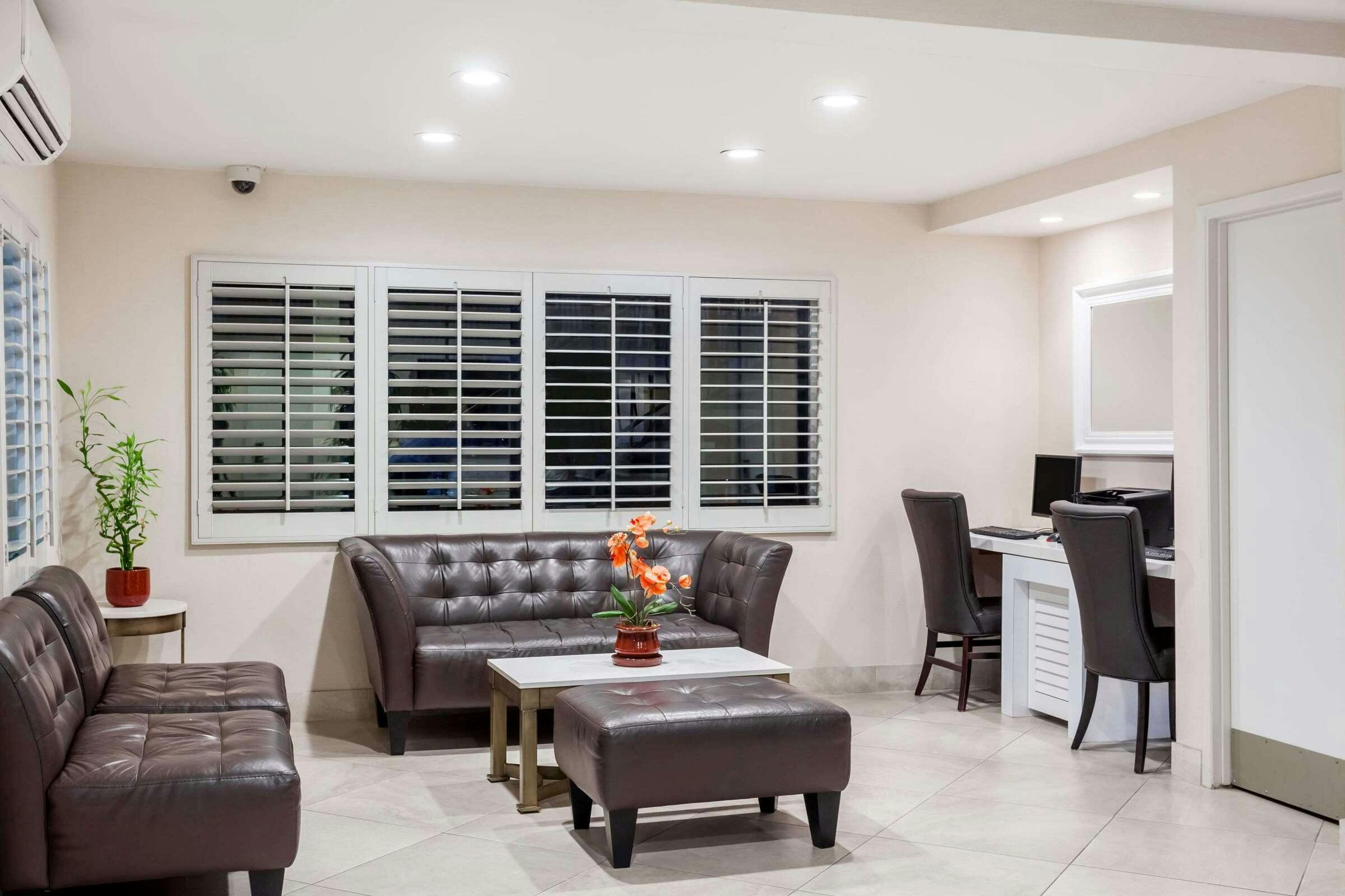 Hotel Days Inn by Wyndham San Diego Hotel Circle photo 2