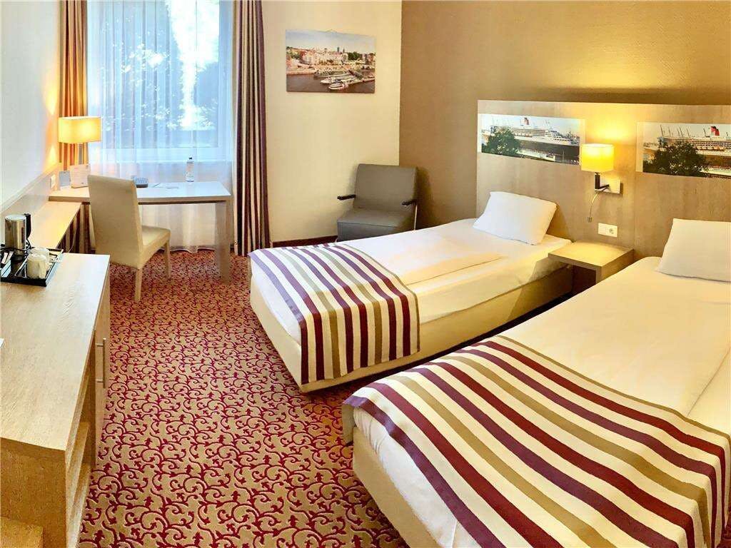 Hotel Mercure Hotel Hamburg Am Volkspark photo 1