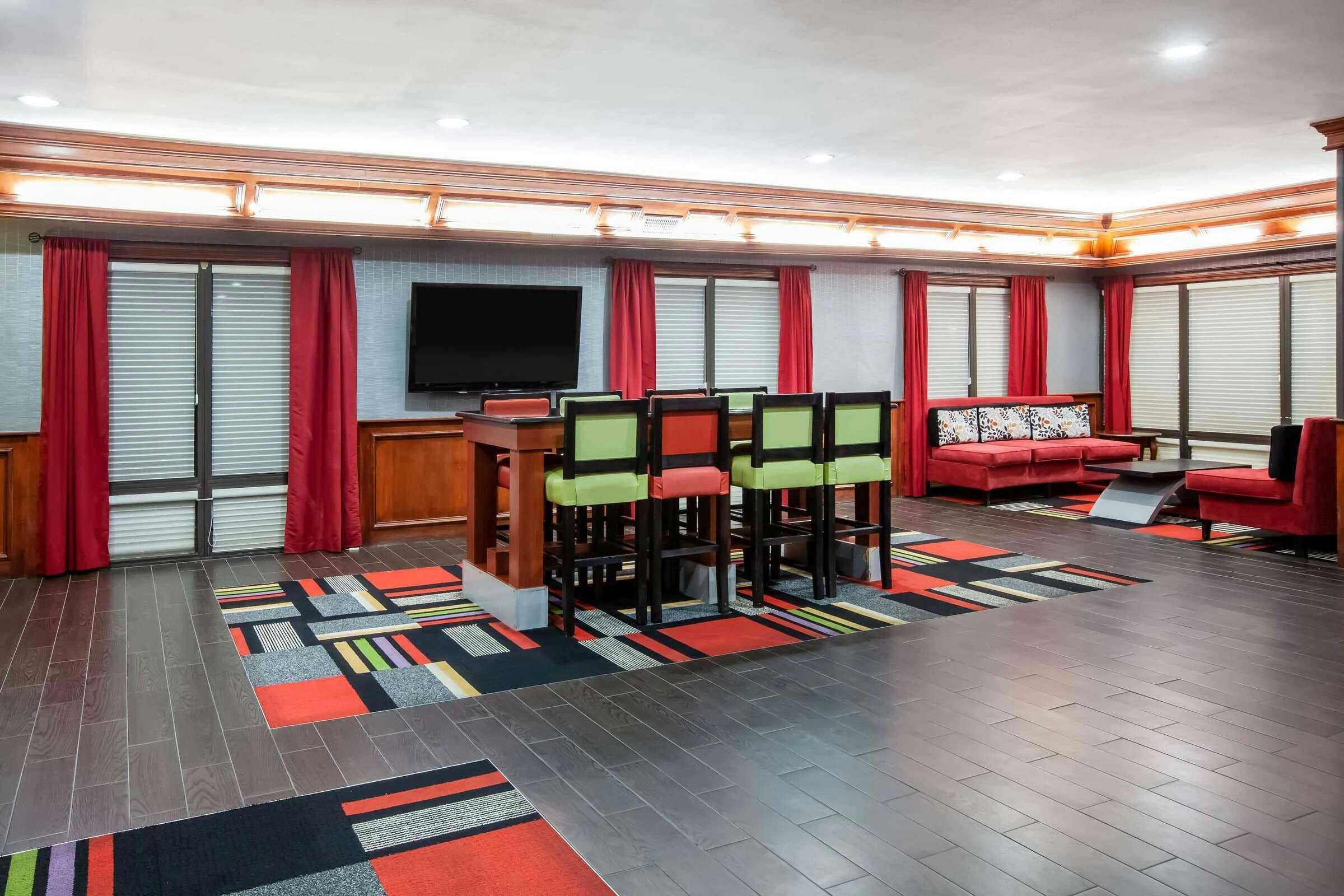 Hotel Days Inn & Suites by Wyndham Tyler photo 2