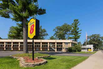 Hotel Super 8 by Wyndham Traverse City photo 1