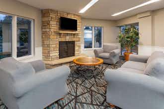 Hotel Super 8 by Wyndham Traverse City photo 4