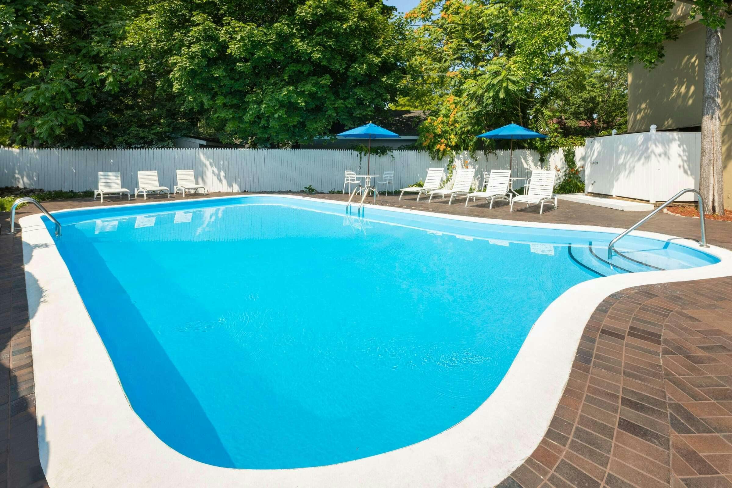 Hotel Super 8 by Wyndham Traverse City photo 5