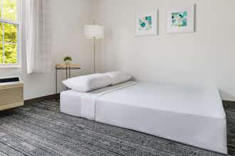 Hotel TownePlace Suites by Marriott Manchester photo 1