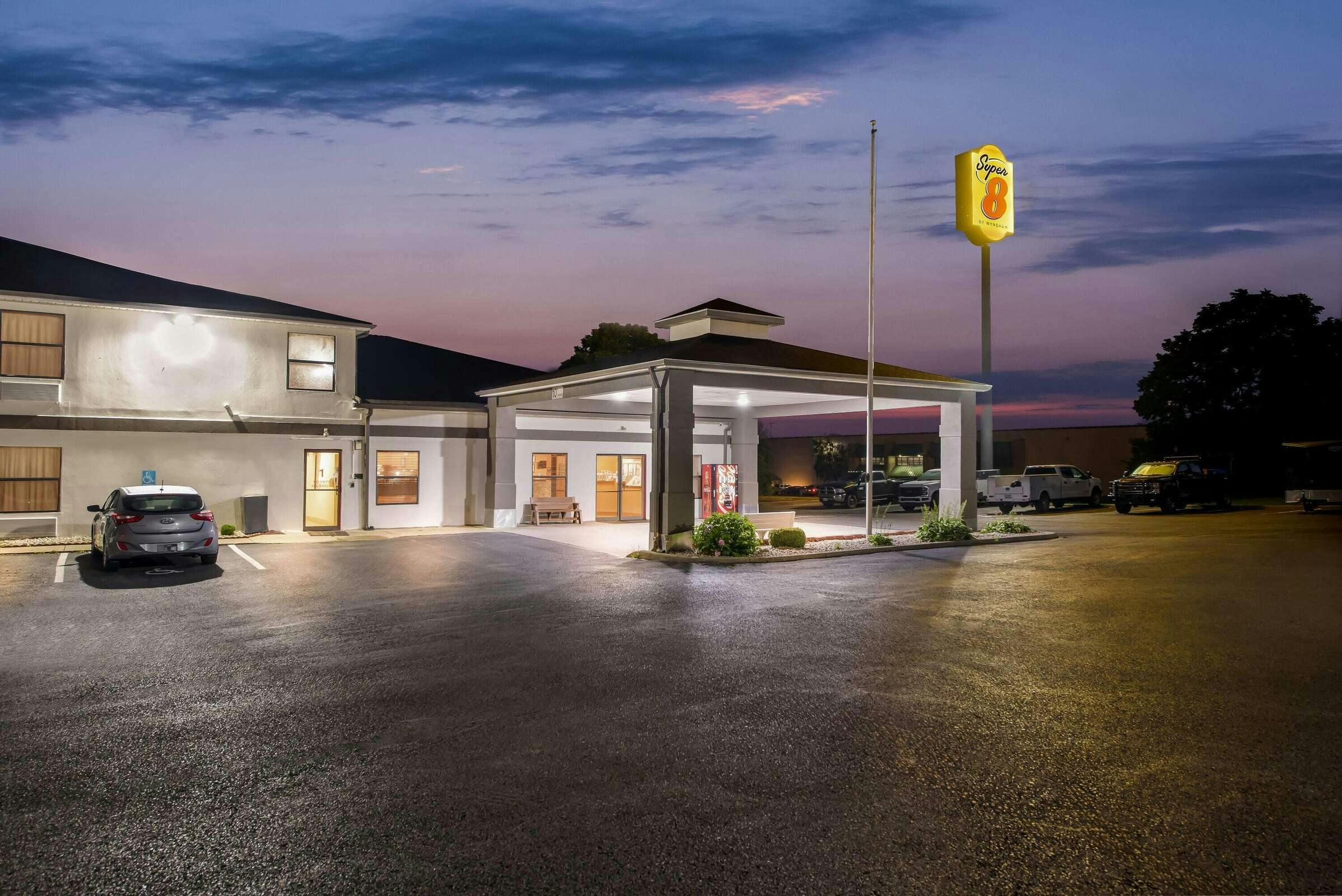 Hotel Super 8 by Wyndham Bellefontaine photo 1