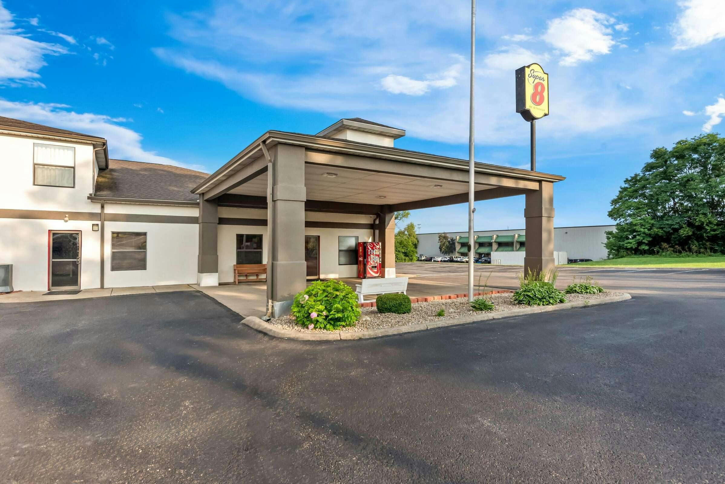 Hotel Super 8 by Wyndham Bellefontaine photo 2