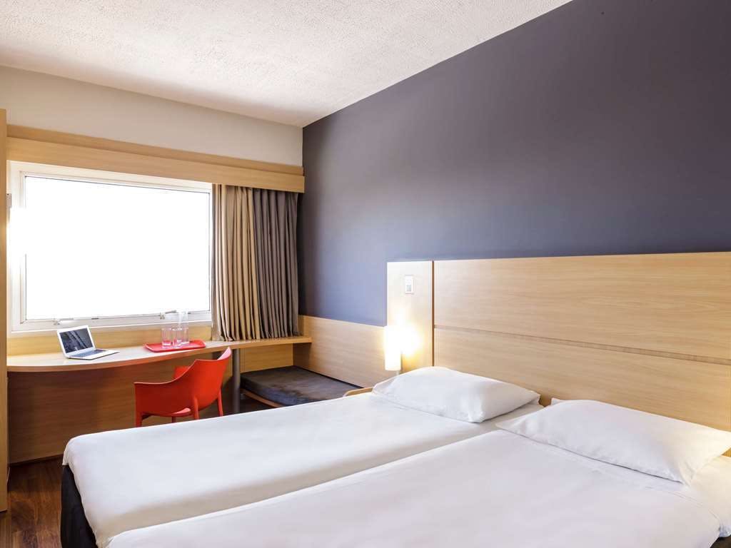 Hotel Ibis Falaise Coeur De Normandie photo 1