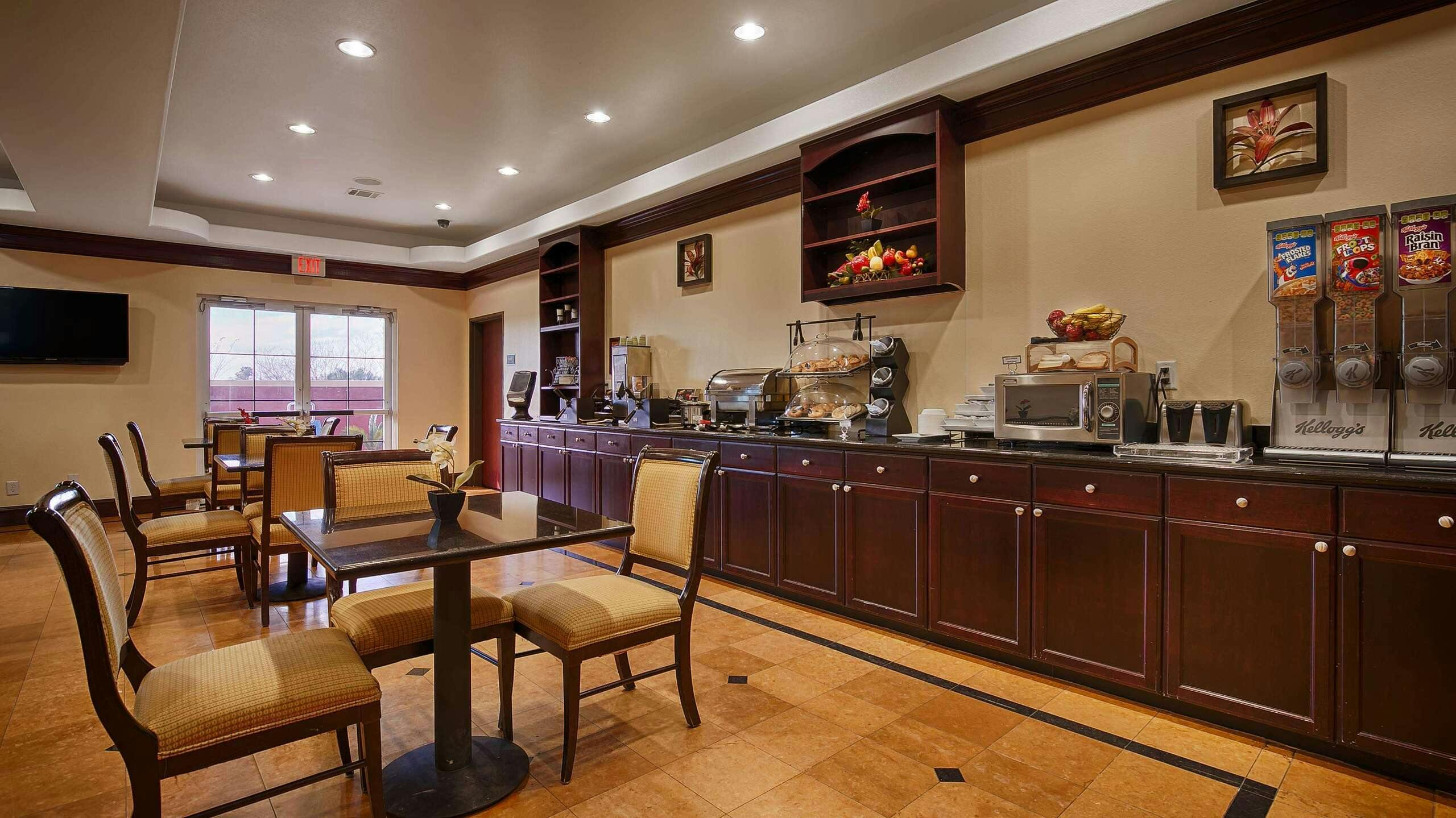 Hotel Best Western Plus Manvel Inn & Suites photo 2