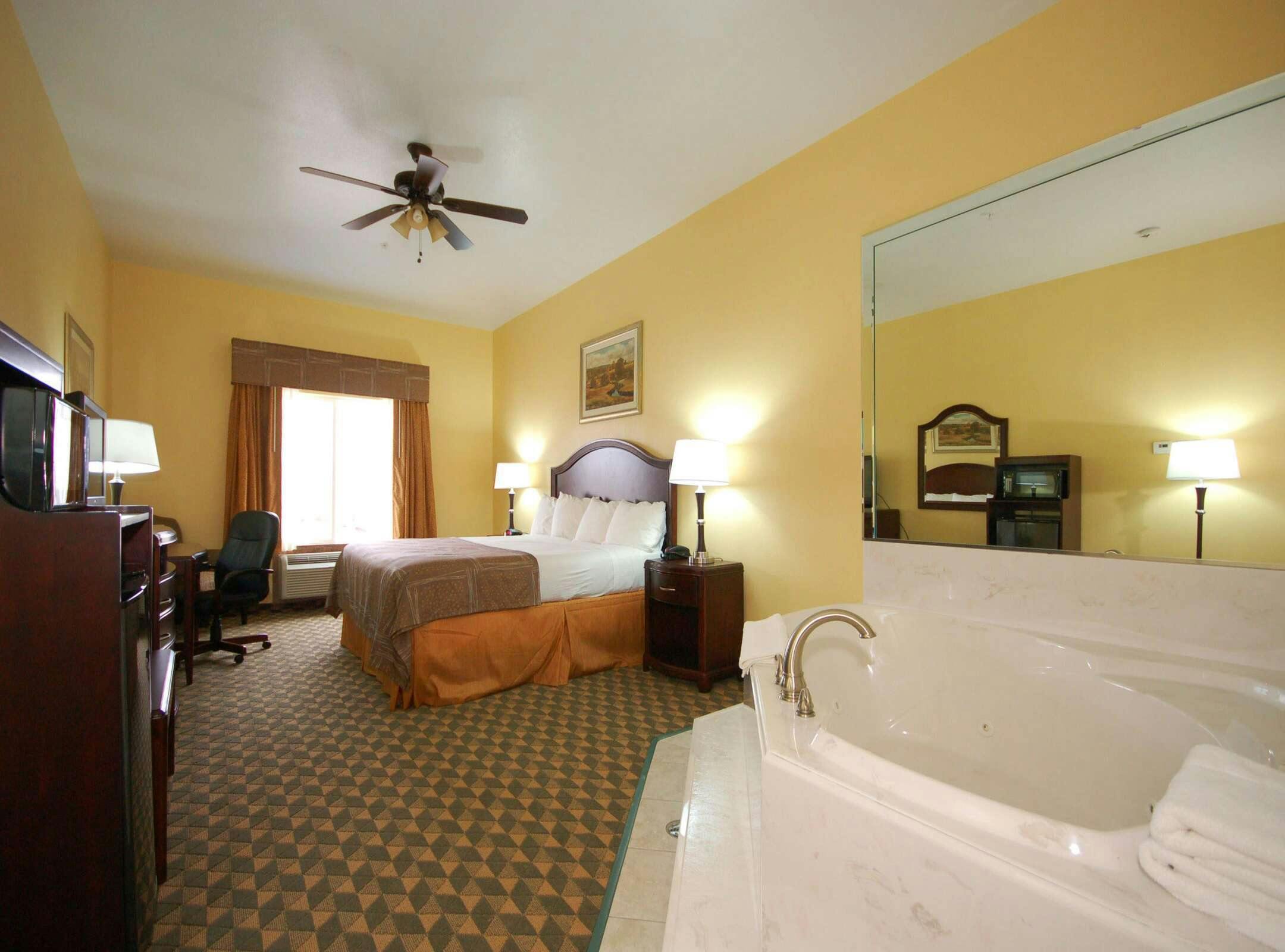 Hotel Best Western Plus Manvel Inn & Suites photo 4